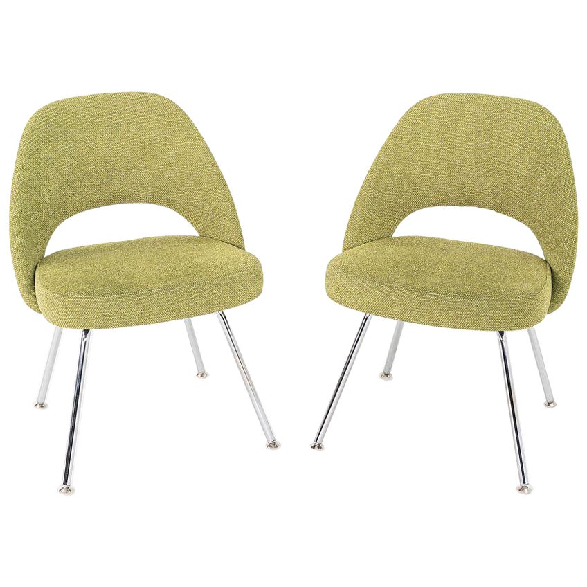 Pair of Eero Saarinen for Knoll Executive Side Dining Chairs in Green Fabric For Sale