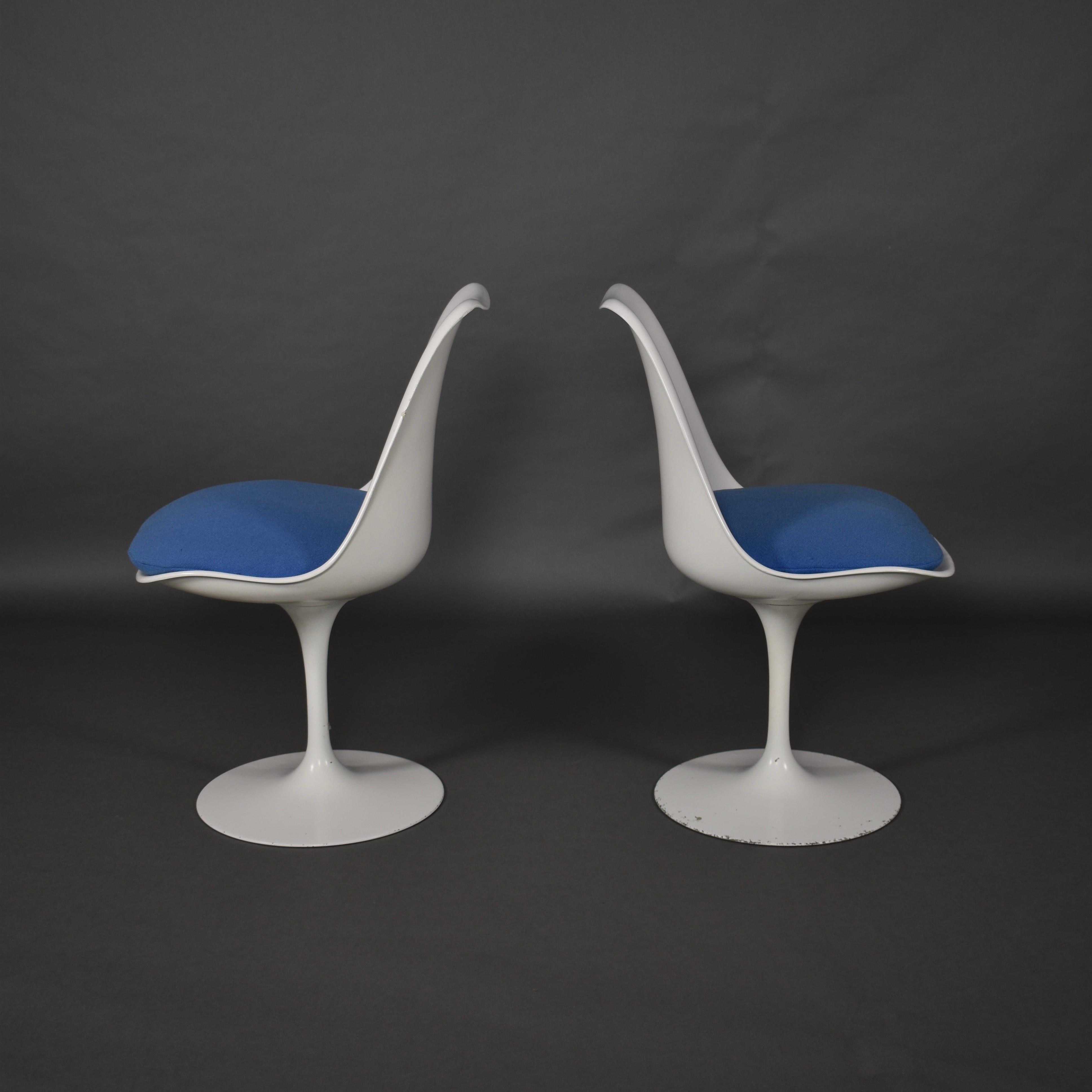 Two Eero Saarinen for Knoll Tulip chairs, circa 1960

The cushions are not original.

Manufacturer: Knoll International 

Designer: Eero Saarinen

Country: Finland / USA

Model: 150 Tulip armchairs

Material: Fiberglass /