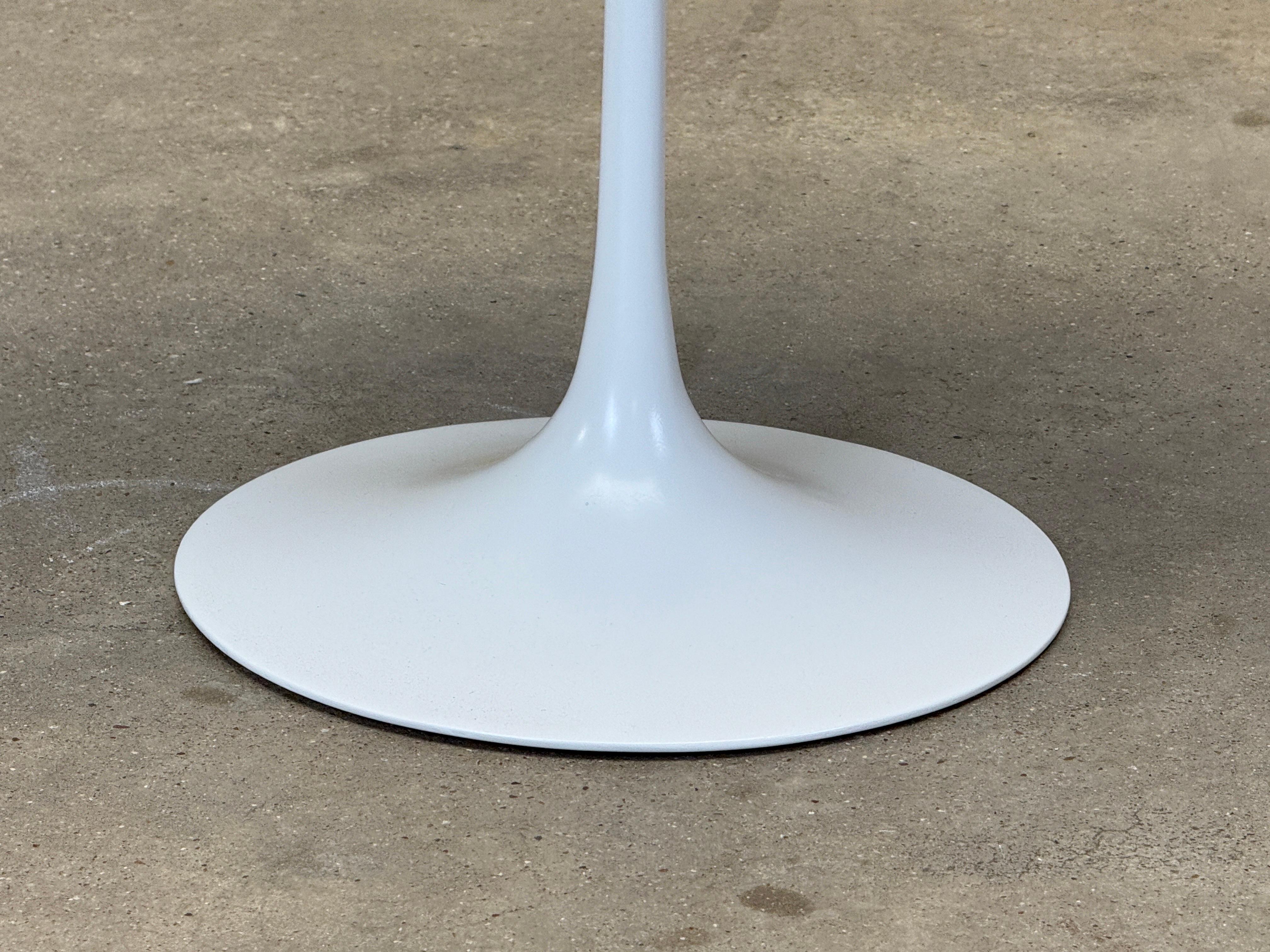 Pareja de mesas tulipán de nogal de Eero Saarinen para Knoll en venta 6