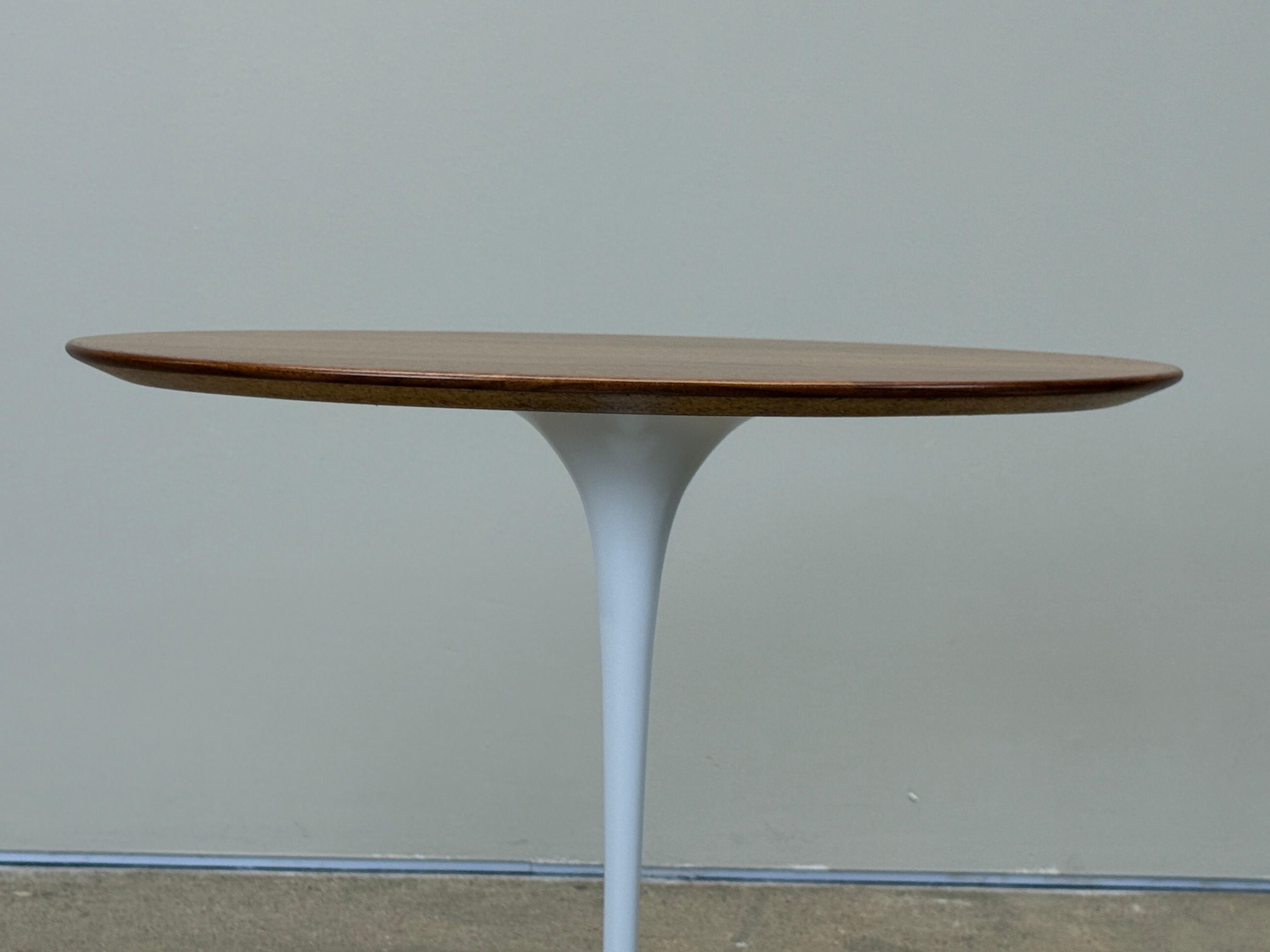 Pareja de mesas tulipán de nogal de Eero Saarinen para Knoll en venta 7
