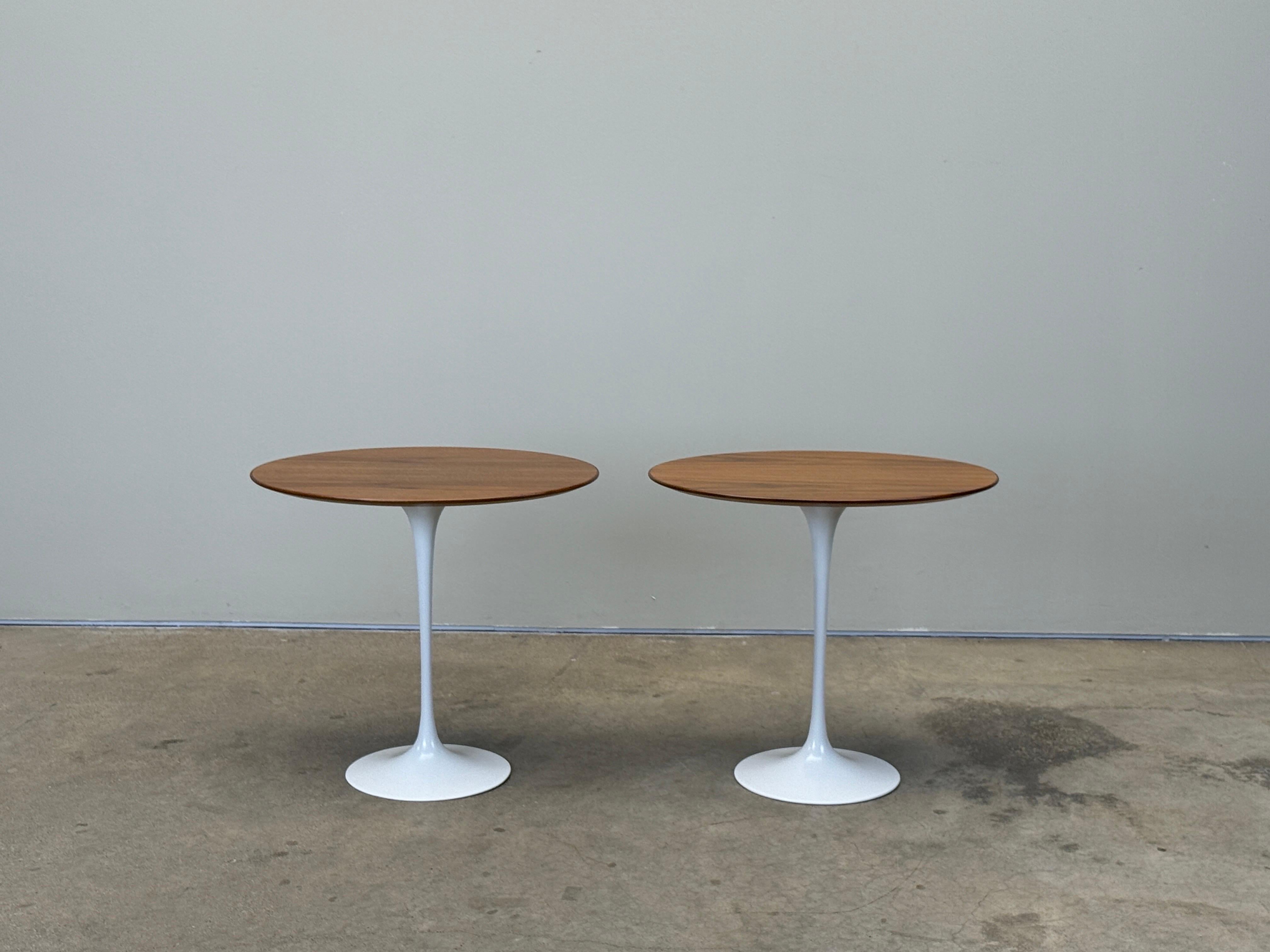 Pareja de mesas auxiliares elípticas con tapa de nogal diseñadas por Eero Saarinen para Knoll.