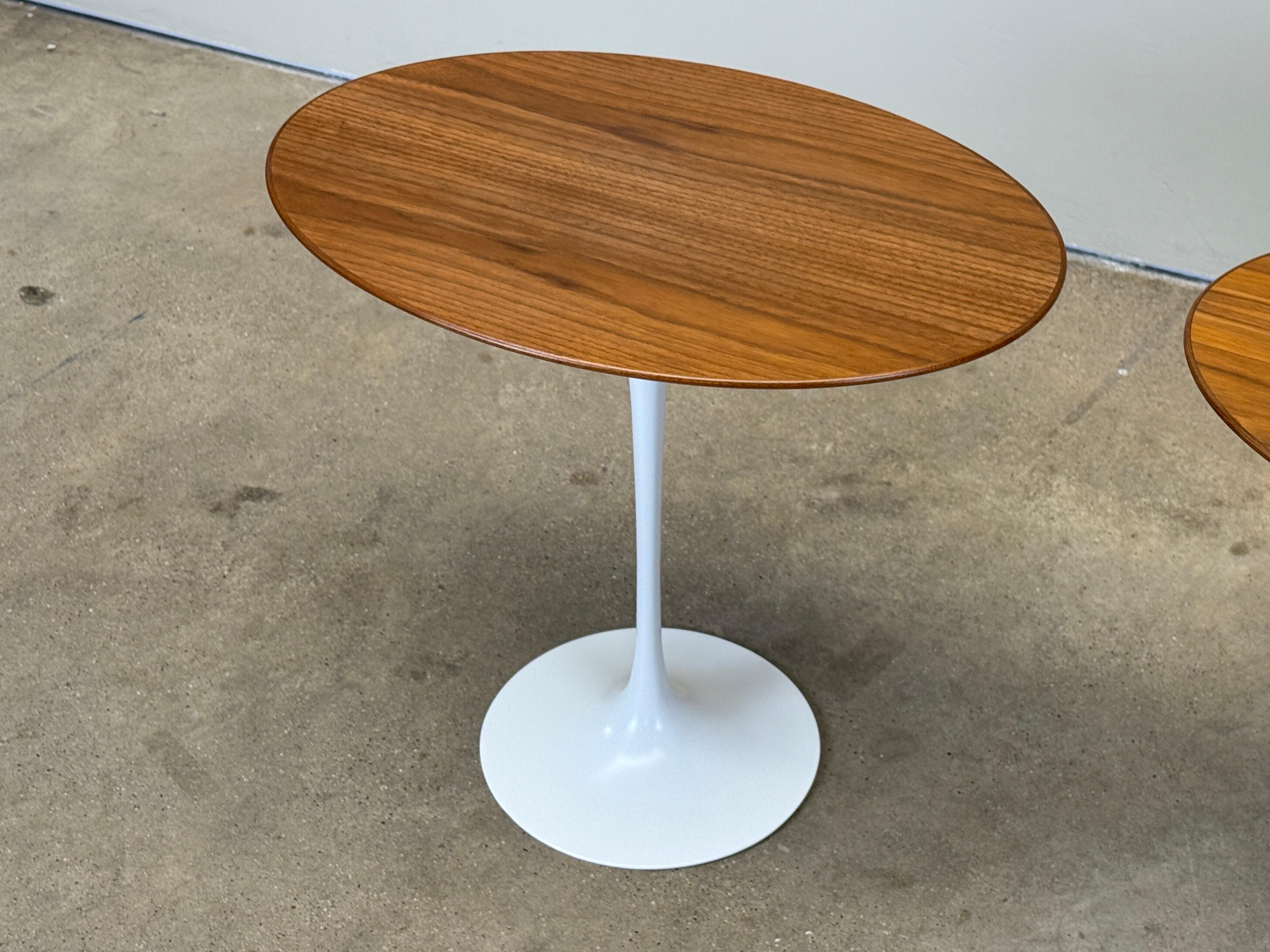 Pareja de mesas tulipán de nogal de Eero Saarinen para Knoll en Bueno estado para la venta en Dallas, TX