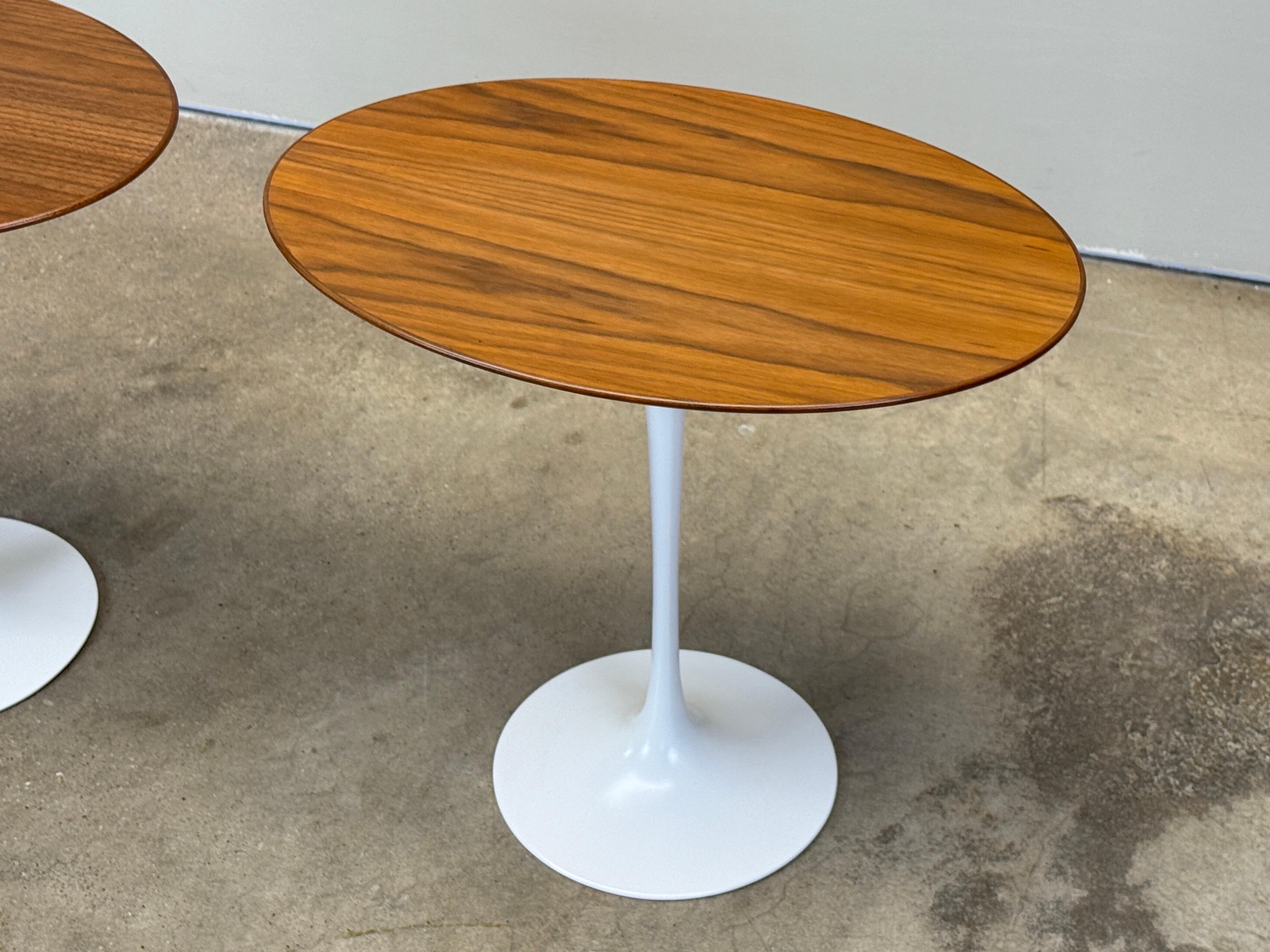 Pareja de mesas tulipán de nogal de Eero Saarinen para Knoll mediados del siglo XX en venta