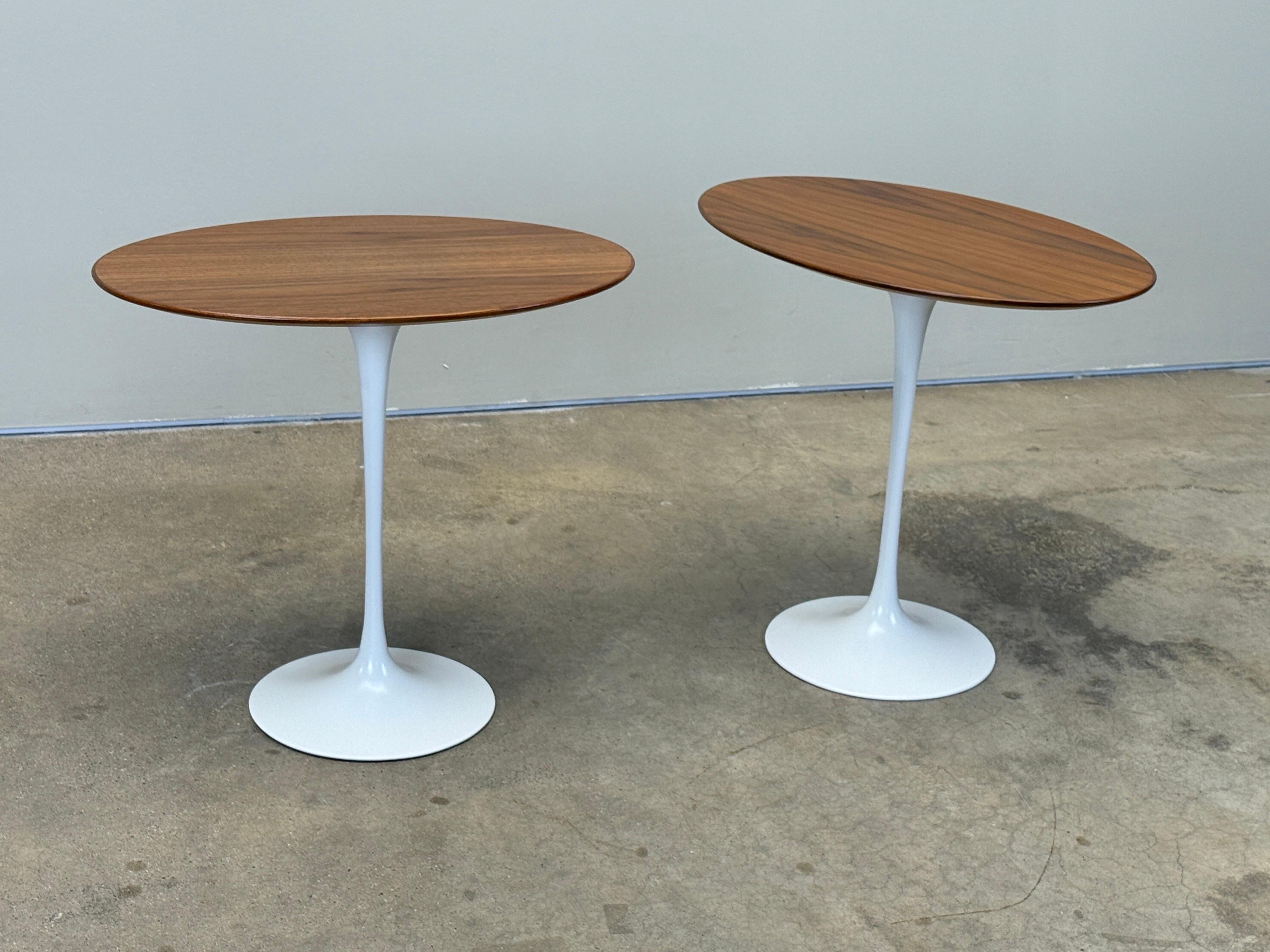Pareja de mesas tulipán de nogal de Eero Saarinen para Knoll en venta 3