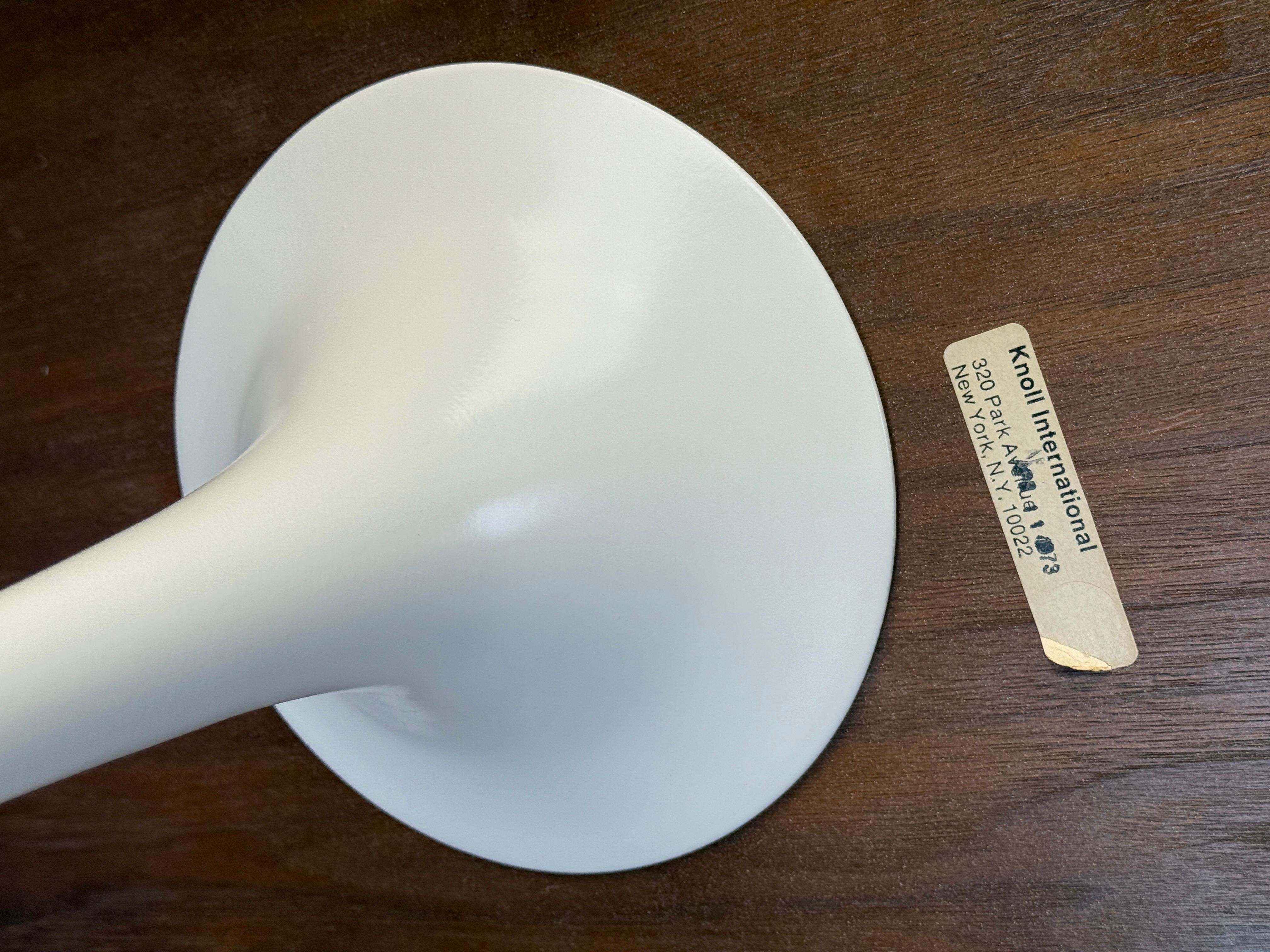 Pareja de mesas tulipán de nogal de Eero Saarinen para Knoll en venta 4