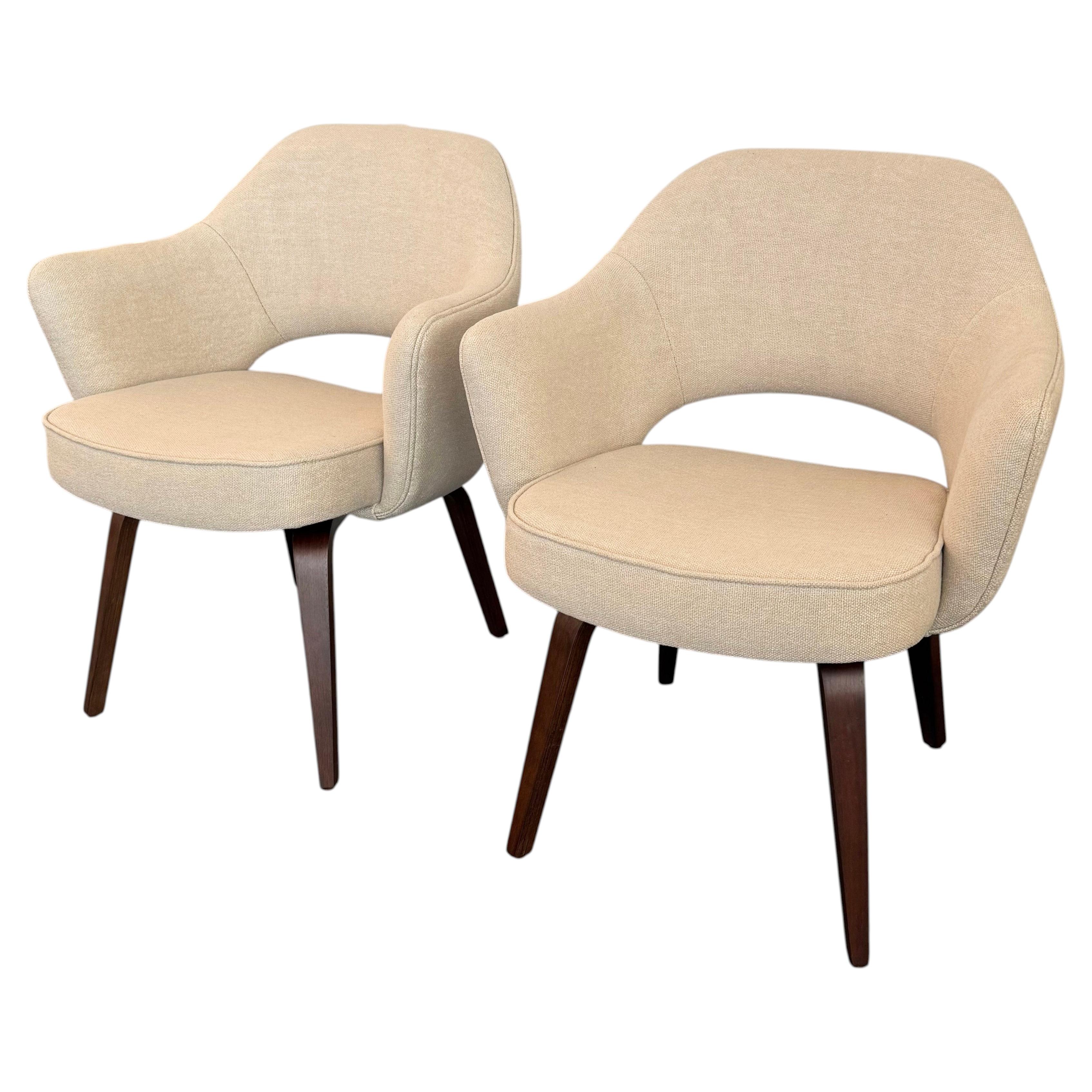 Ein Paar Eero Saarinen für Knoll Holz-Chefsessel aus cremefarbenem Tweed im Angebot