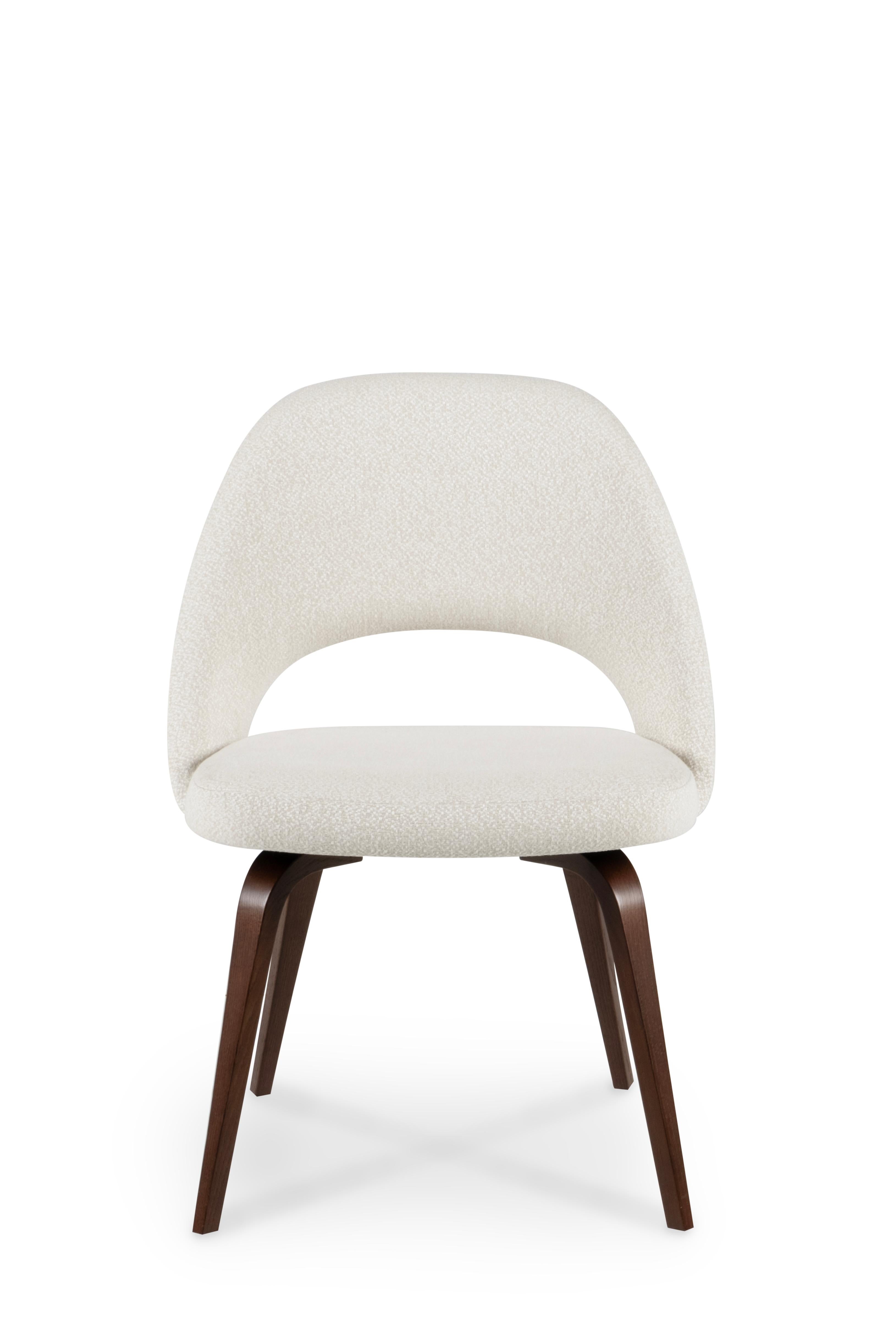 Collectional Vintage Pair of  Chaises de direction par Eero Saarinen pour Knoll.

Eero Saarinen a conçu le mobilier comme un moyen de résoudre des problèmes. Chacune de ses œuvres possède un vocabulaire formel distinct, étonnamment différent de