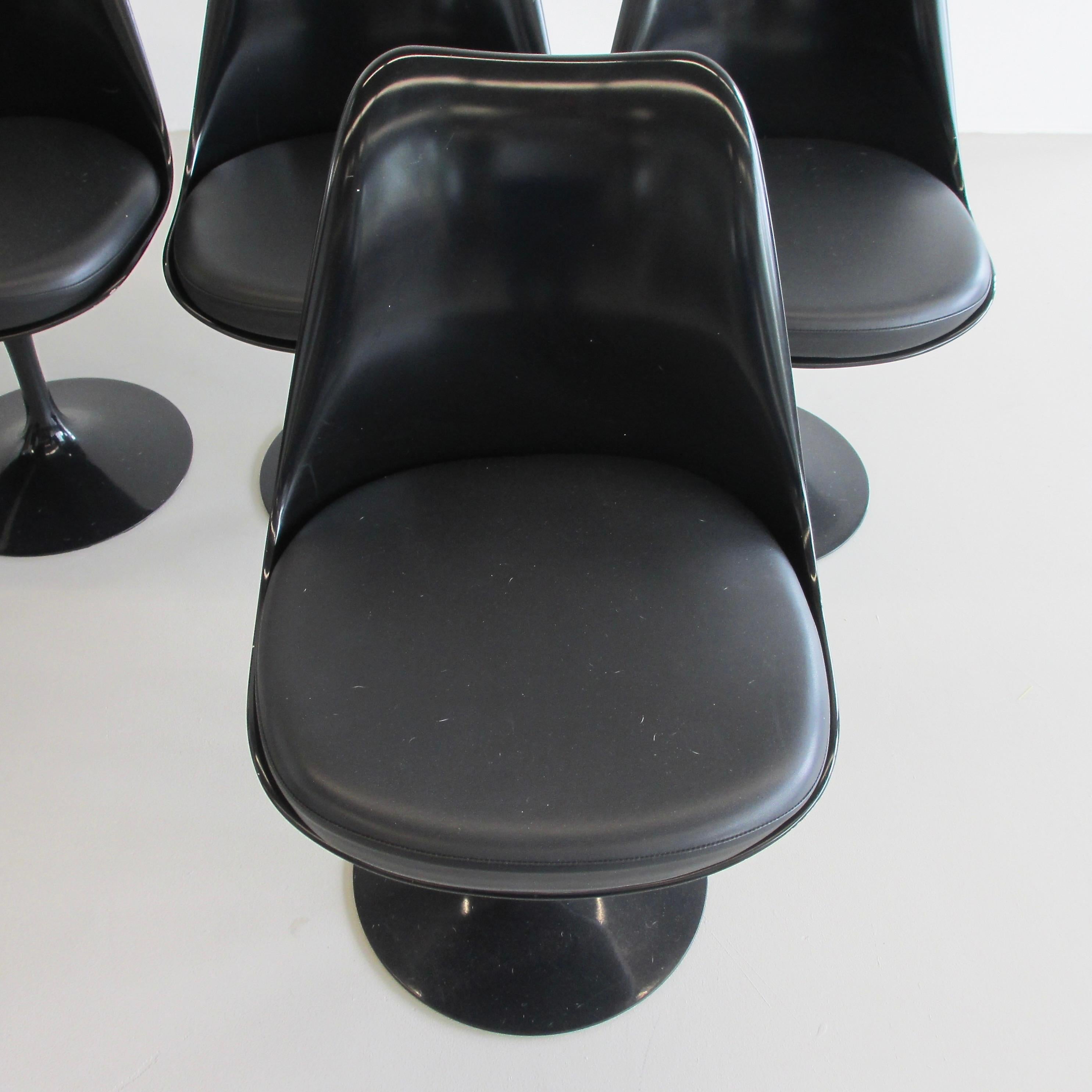 Mid-Century Modern Pair of Eero Saarinen Revolving Tulip Chairs, Knoll International