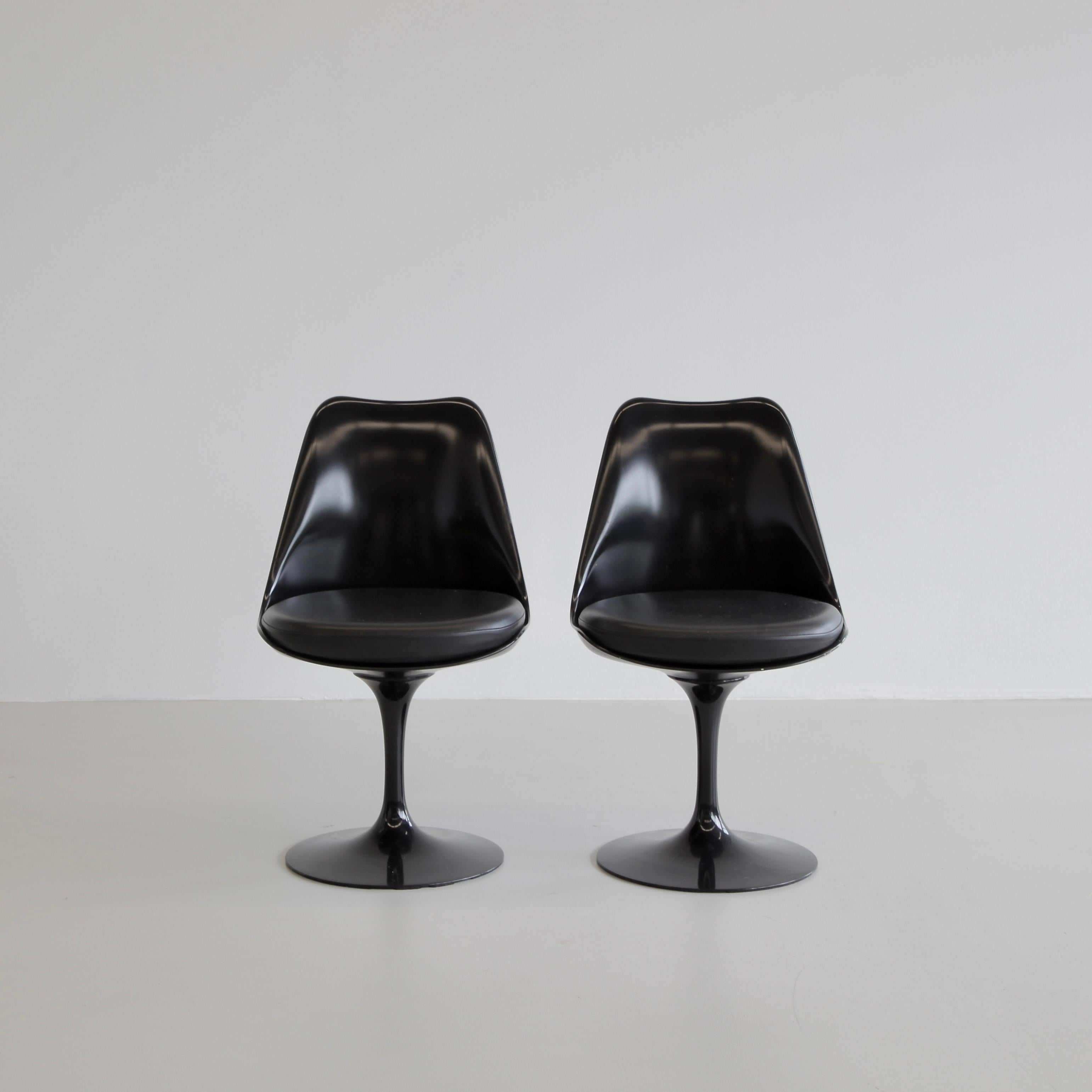 Aluminum Pair of Eero Saarinen Revolving Tulip Chairs, Knoll International