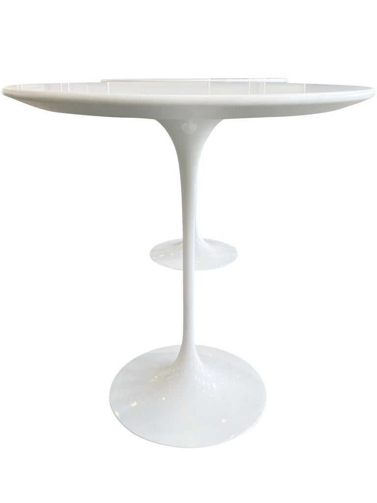 Metal Pair of Eero Saarinen Tulip Side Tables for Knoll For Sale