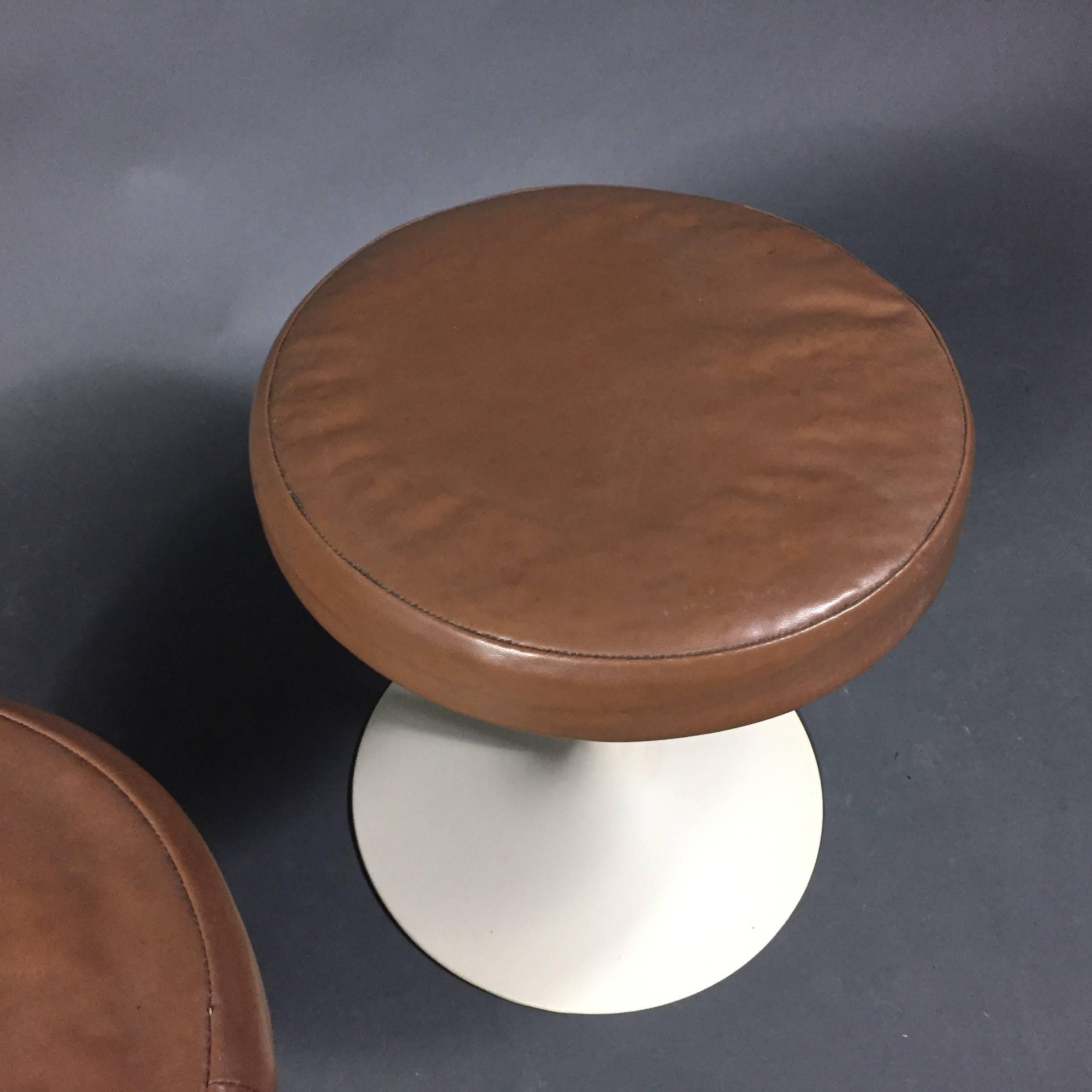 Pair of Eero Saarinen Tulip Stool, Original Leather, Knoll, 1950s In Good Condition For Sale In Hudson, NY