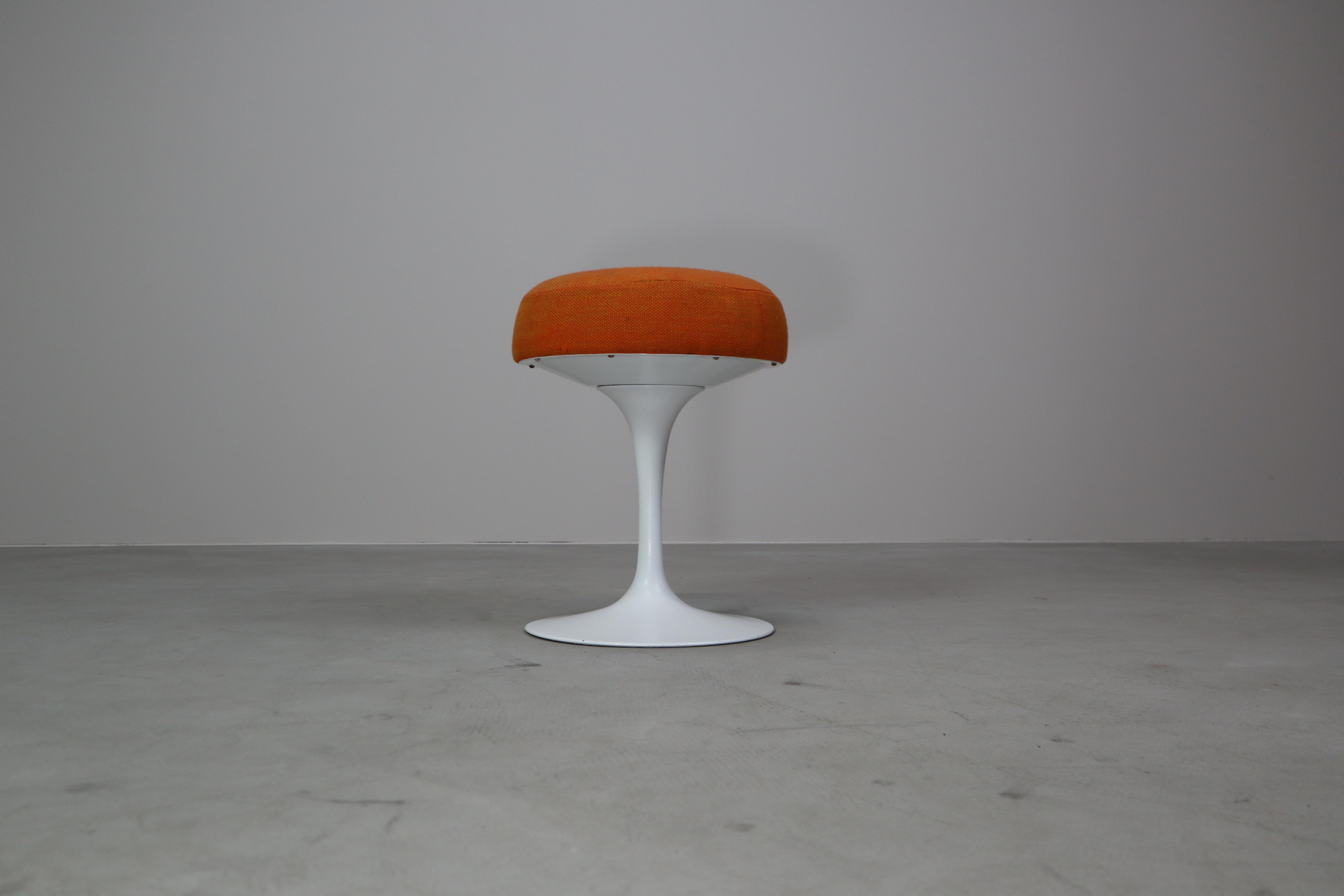 Pair of Eero Saarinen Tulip Stools for Knoll International, 1970's For Sale 3
