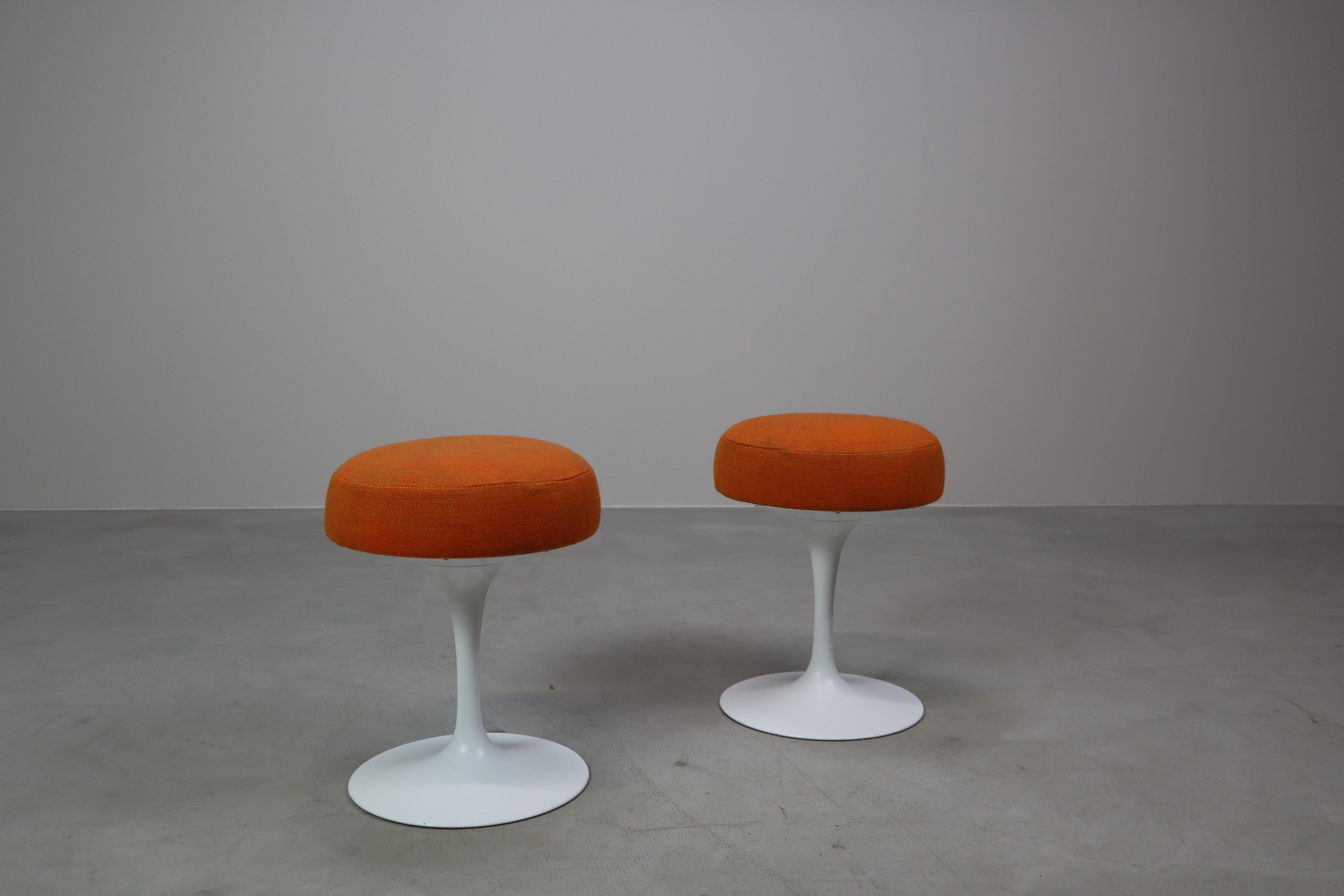 Pair of Eero Saarinen Tulip Stools for Knoll International, 1970's For Sale 5