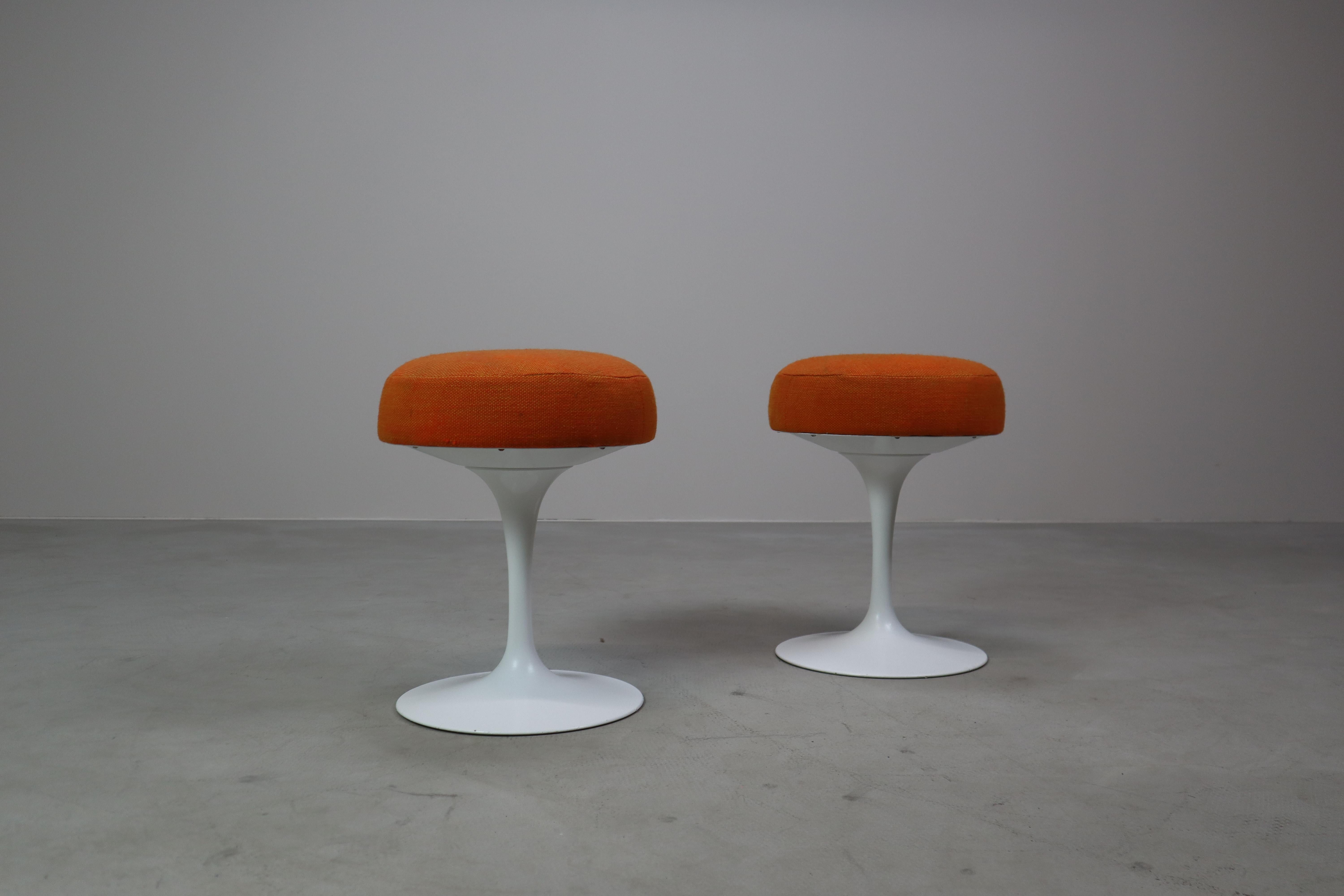 Pair of Eero Saarinen Tulip Stools for Knoll International, 1970's For Sale 6