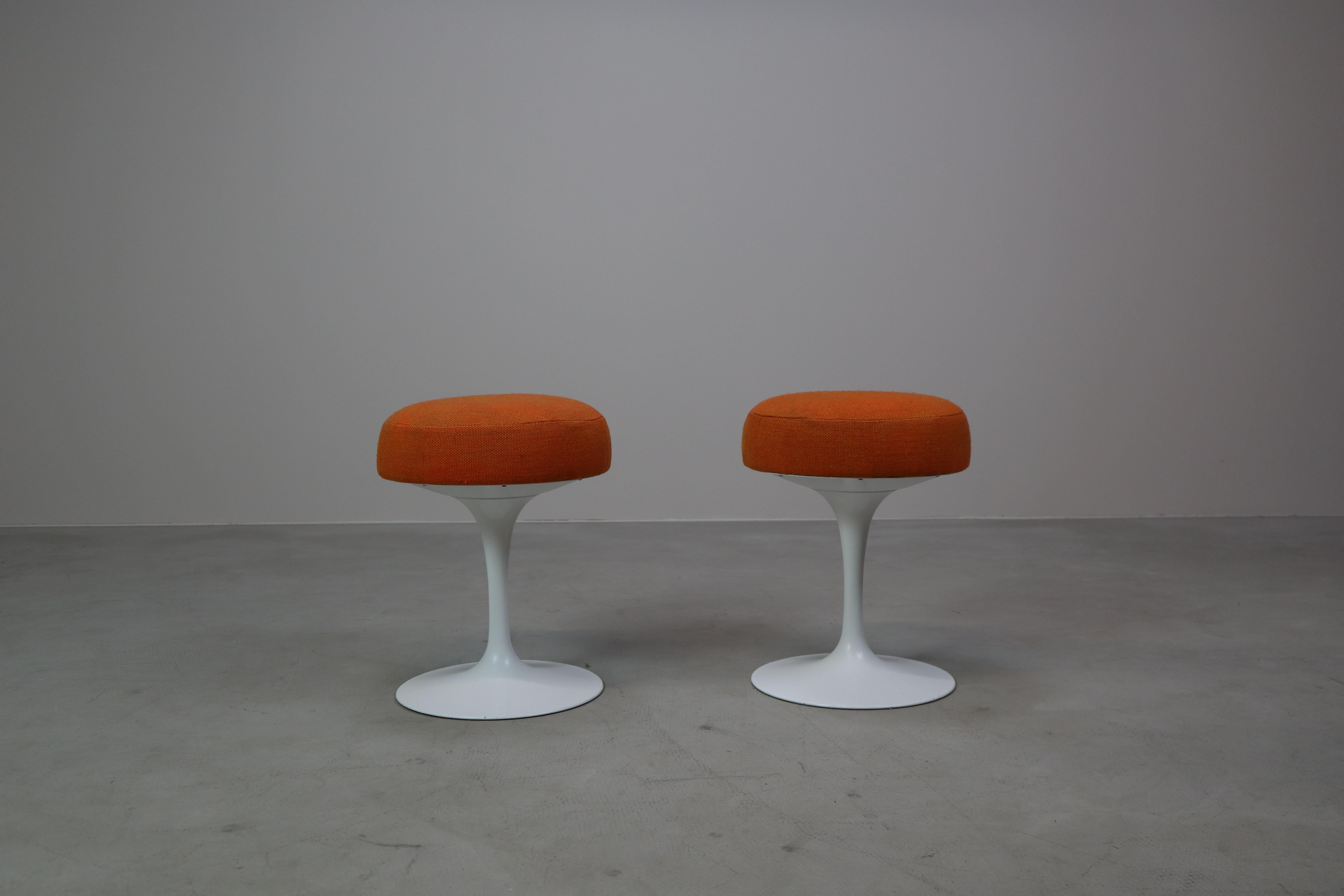 Pair of Eero Saarinen Tulip Stools for Knoll International, 1970's For Sale 7