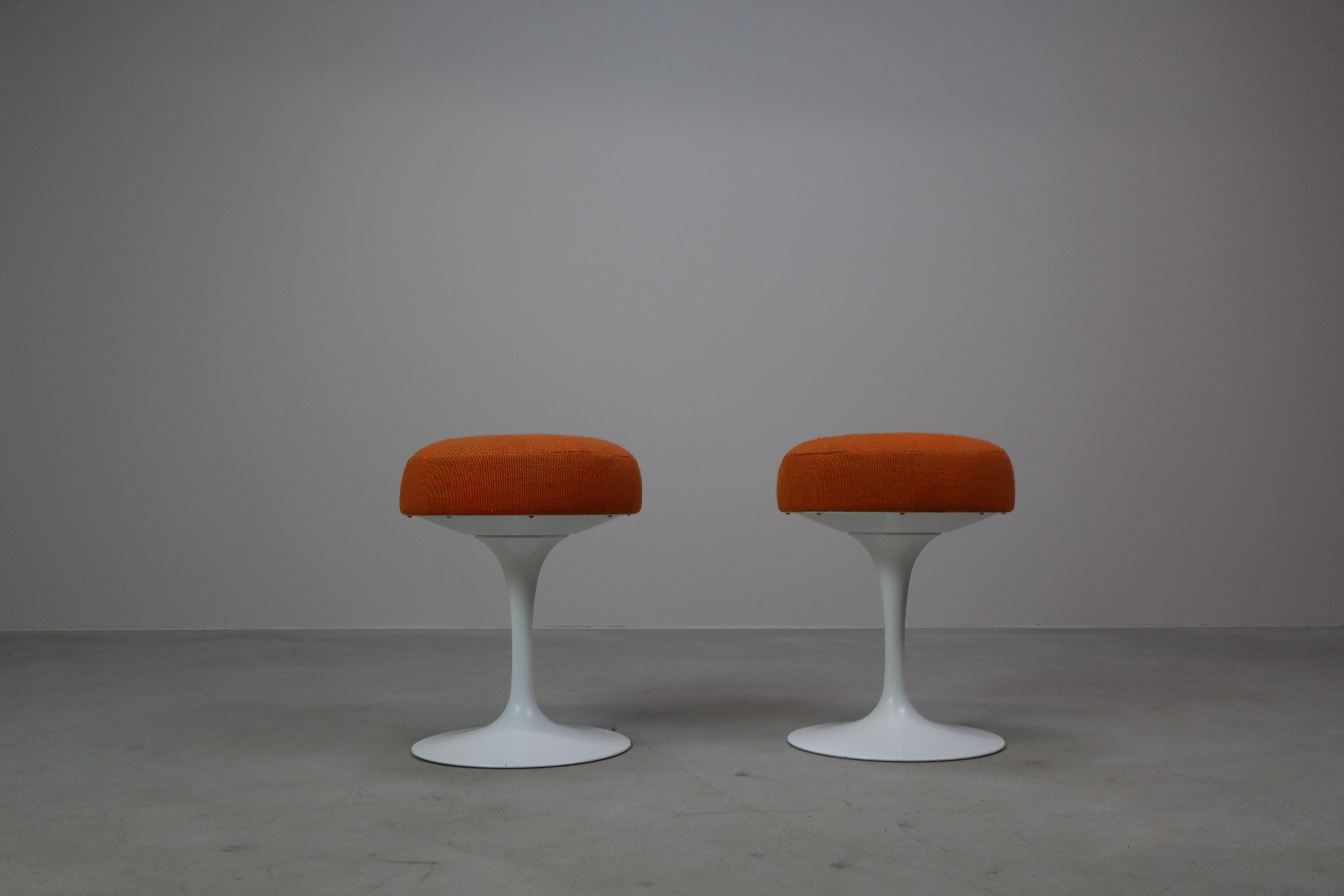 Pair of Eero Saarinen Tulip Stools for Knoll International, 1970's For Sale 8