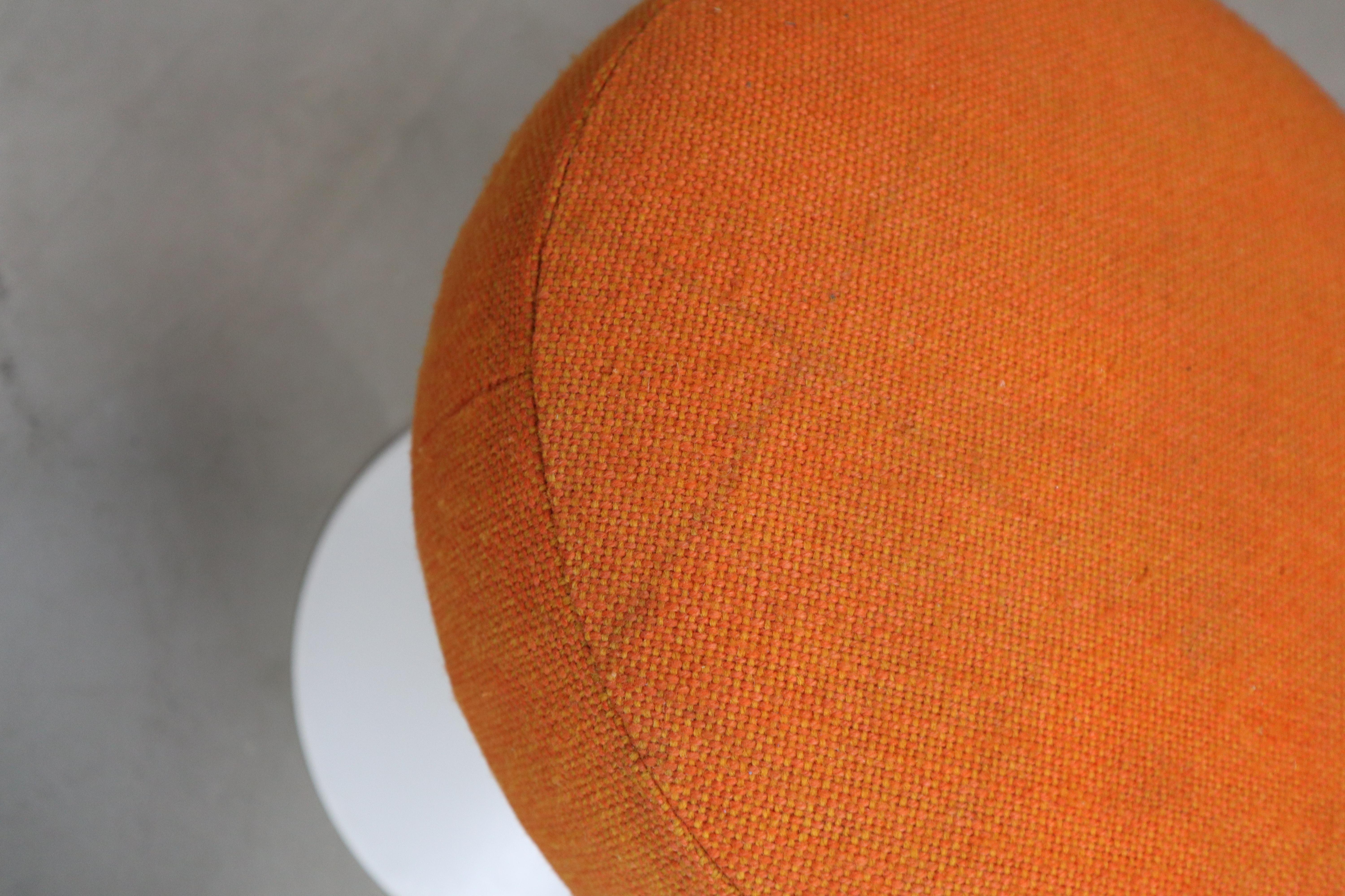 Pair of Eero Saarinen Tulip Stools for Knoll International, 1970's For Sale 11