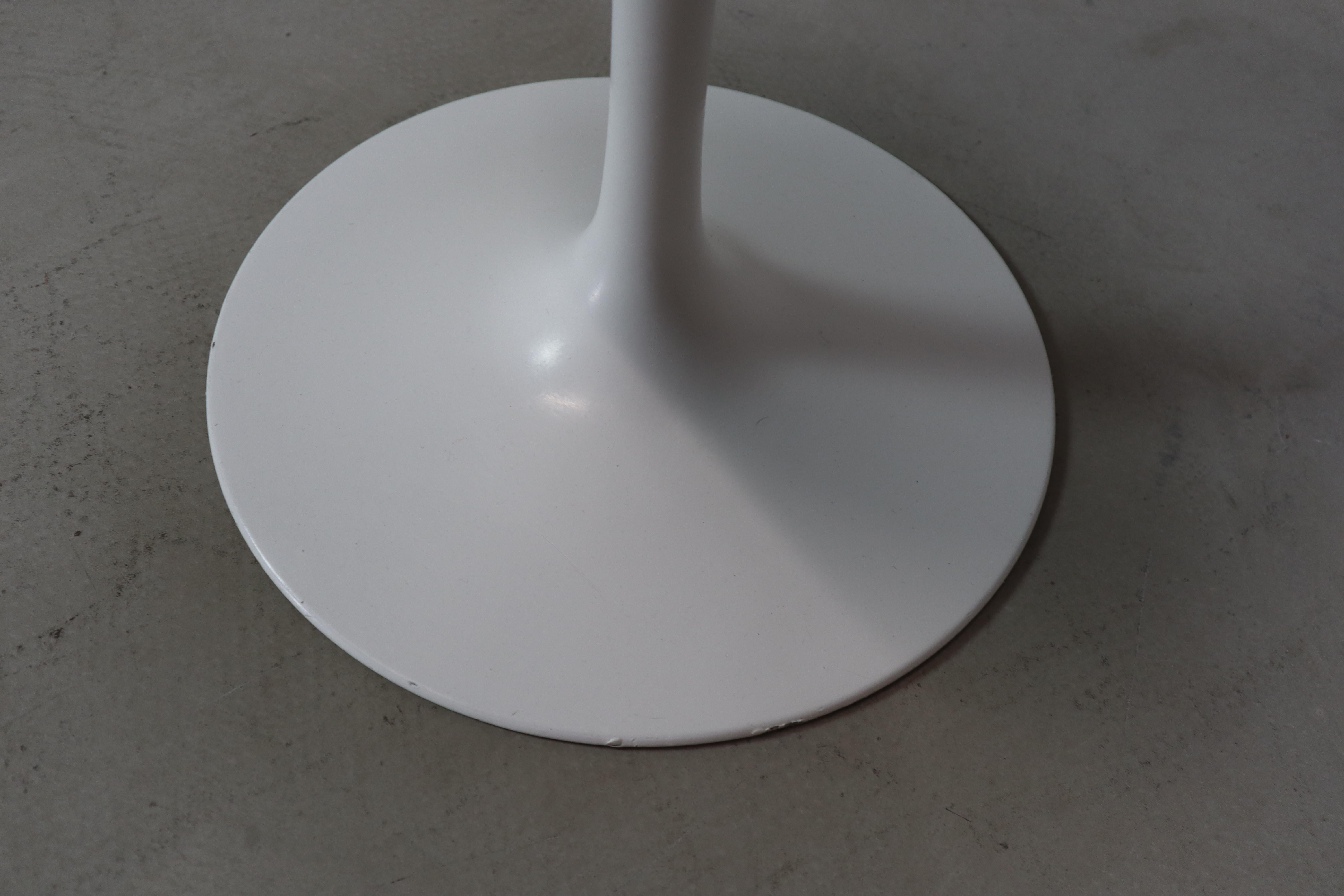 These vintage Eero Saarinen Tulip stools are a beautiful example of timeless design from the Mid-Century Modern period. Designed in the 1950s for Knoll, these stools combine elegance and functionality with their characteristic white lacquered