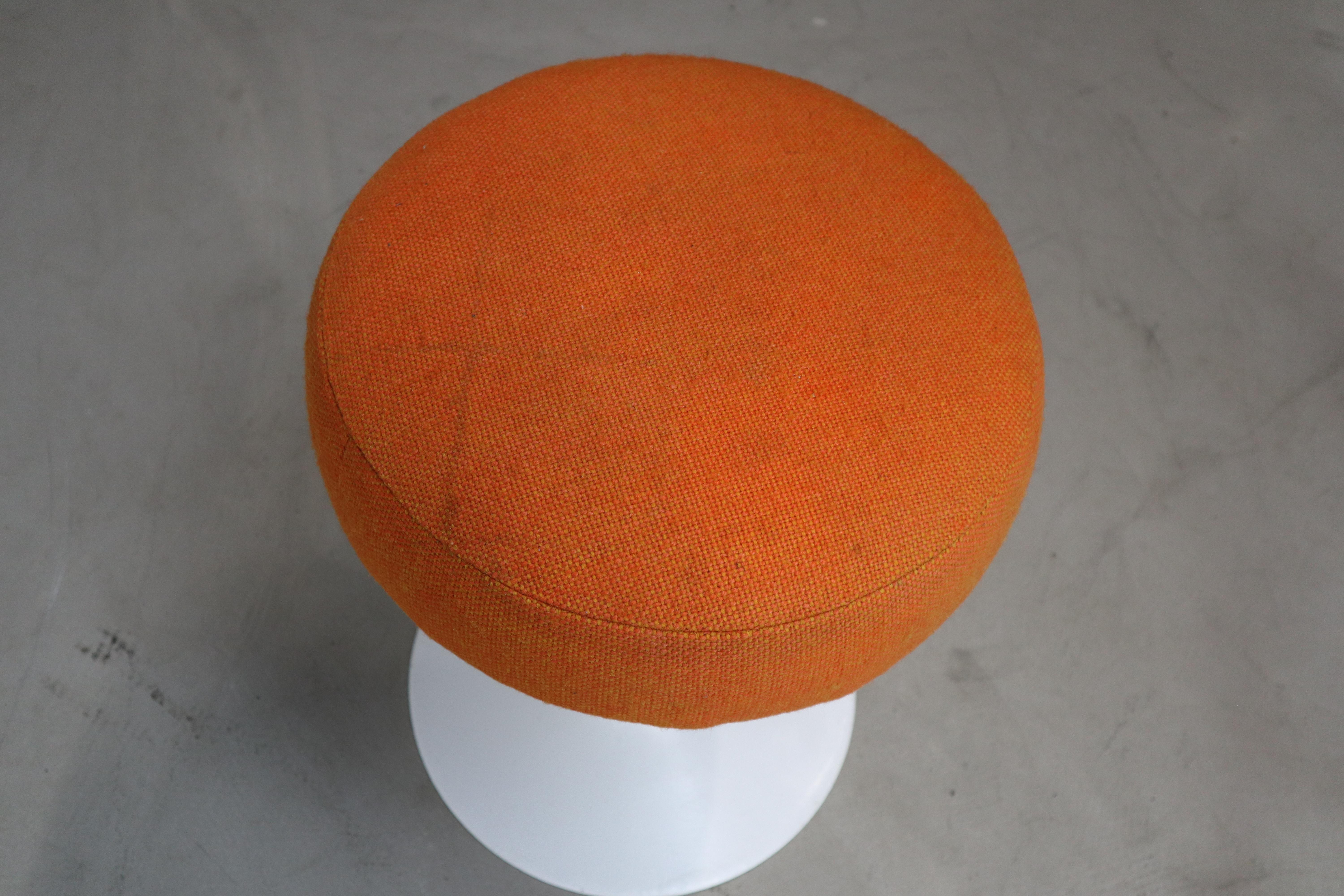 Pair of Eero Saarinen Tulip Stools for Knoll International, 1970's For Sale 13