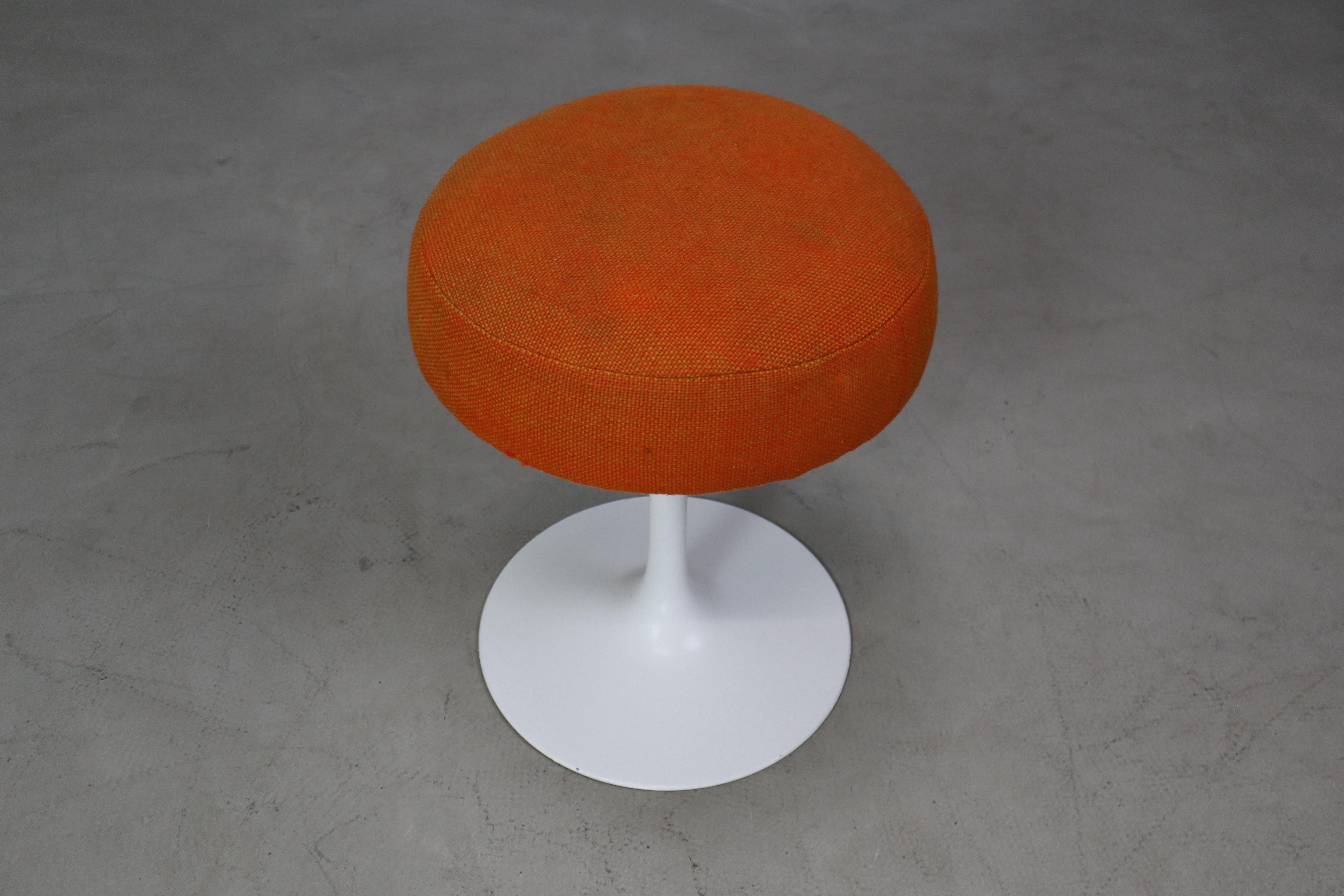 Pair of Eero Saarinen Tulip Stools for Knoll International, 1970's In Good Condition For Sale In Langemark-Poelkapelle, BE