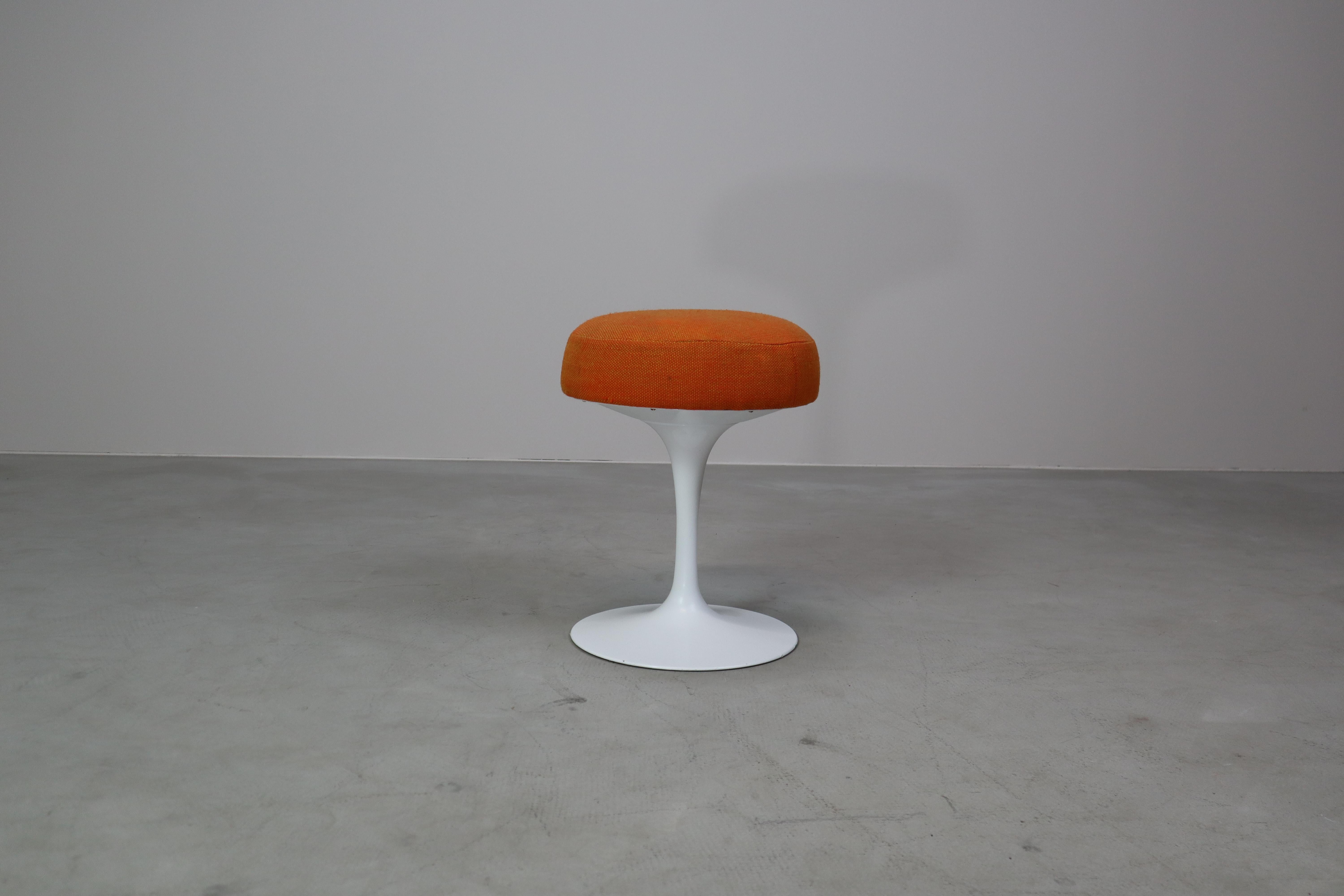 20th Century Pair of Eero Saarinen Tulip Stools for Knoll International, 1970's For Sale