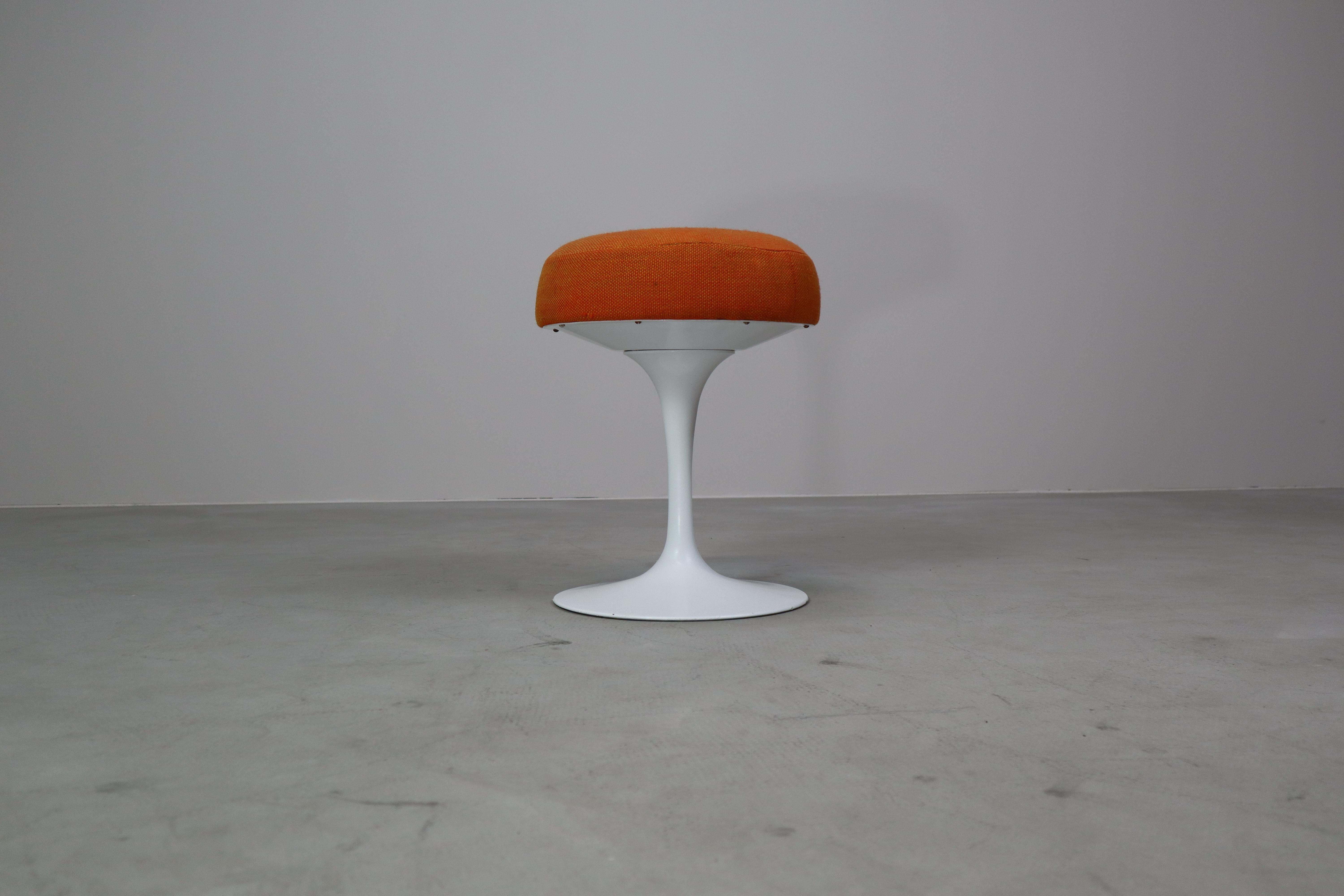 Aluminum Pair of Eero Saarinen Tulip Stools for Knoll International, 1970's For Sale
