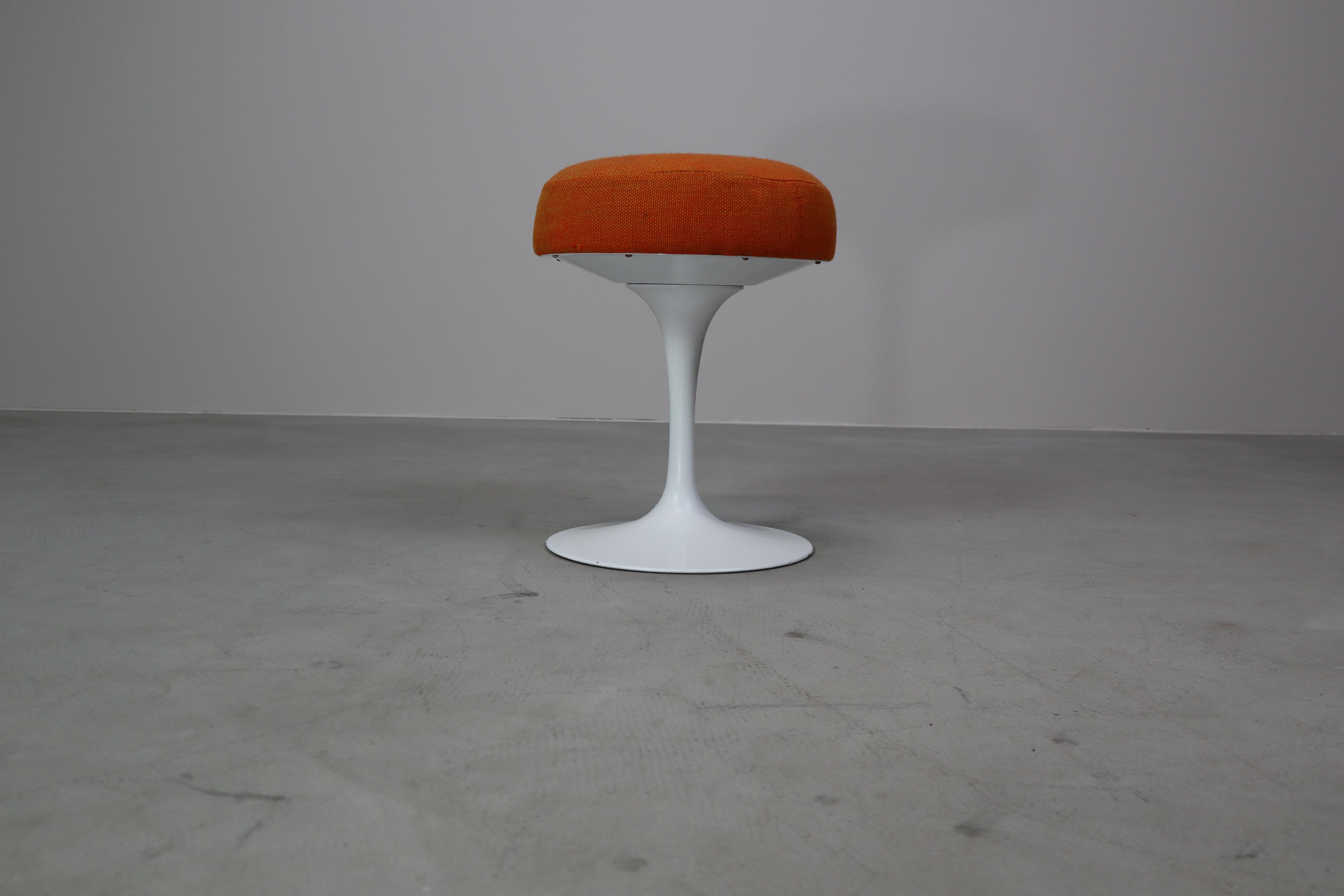 Pair of Eero Saarinen Tulip Stools for Knoll International, 1970's For Sale 1