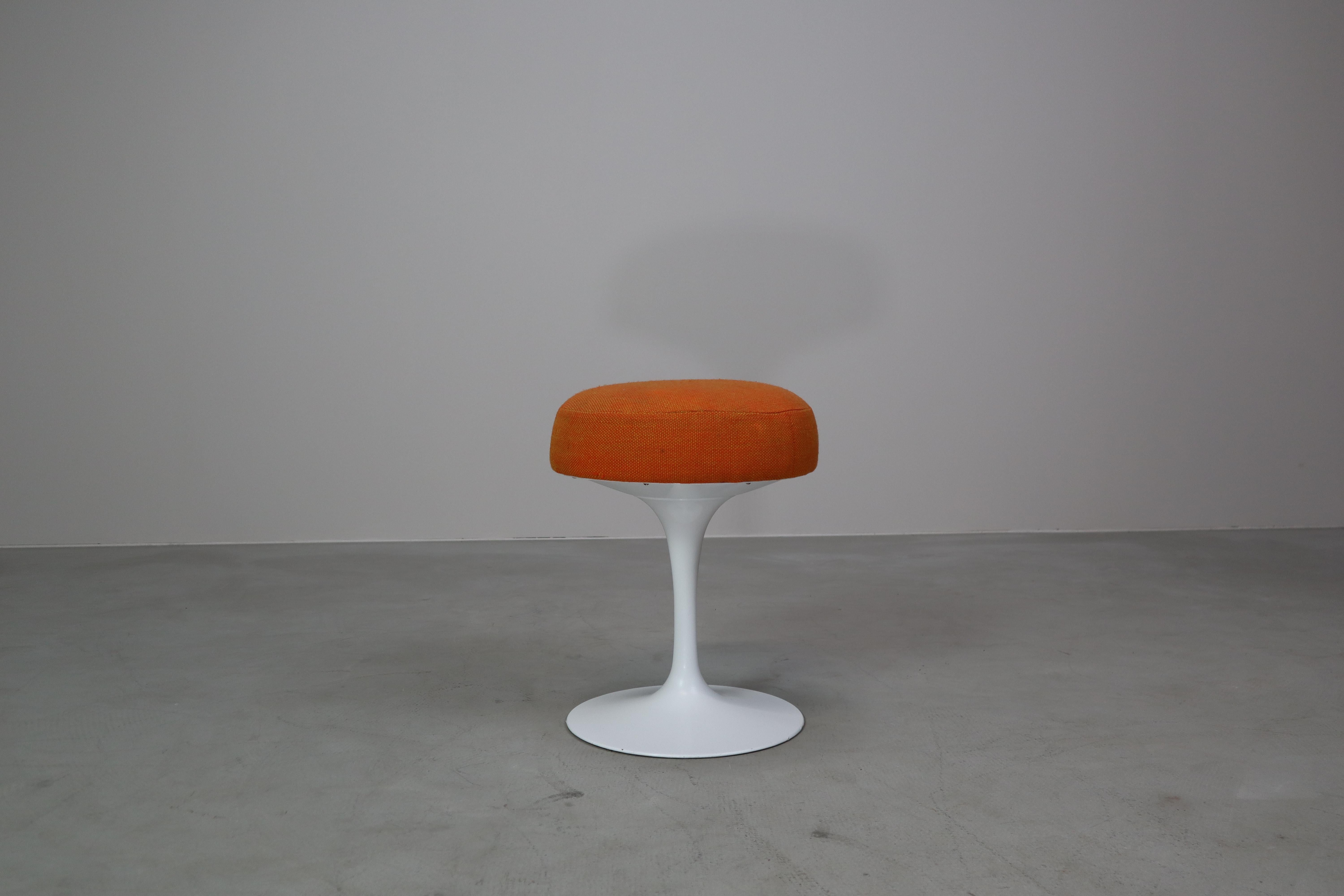 Pair of Eero Saarinen Tulip Stools for Knoll International, 1970's For Sale 2
