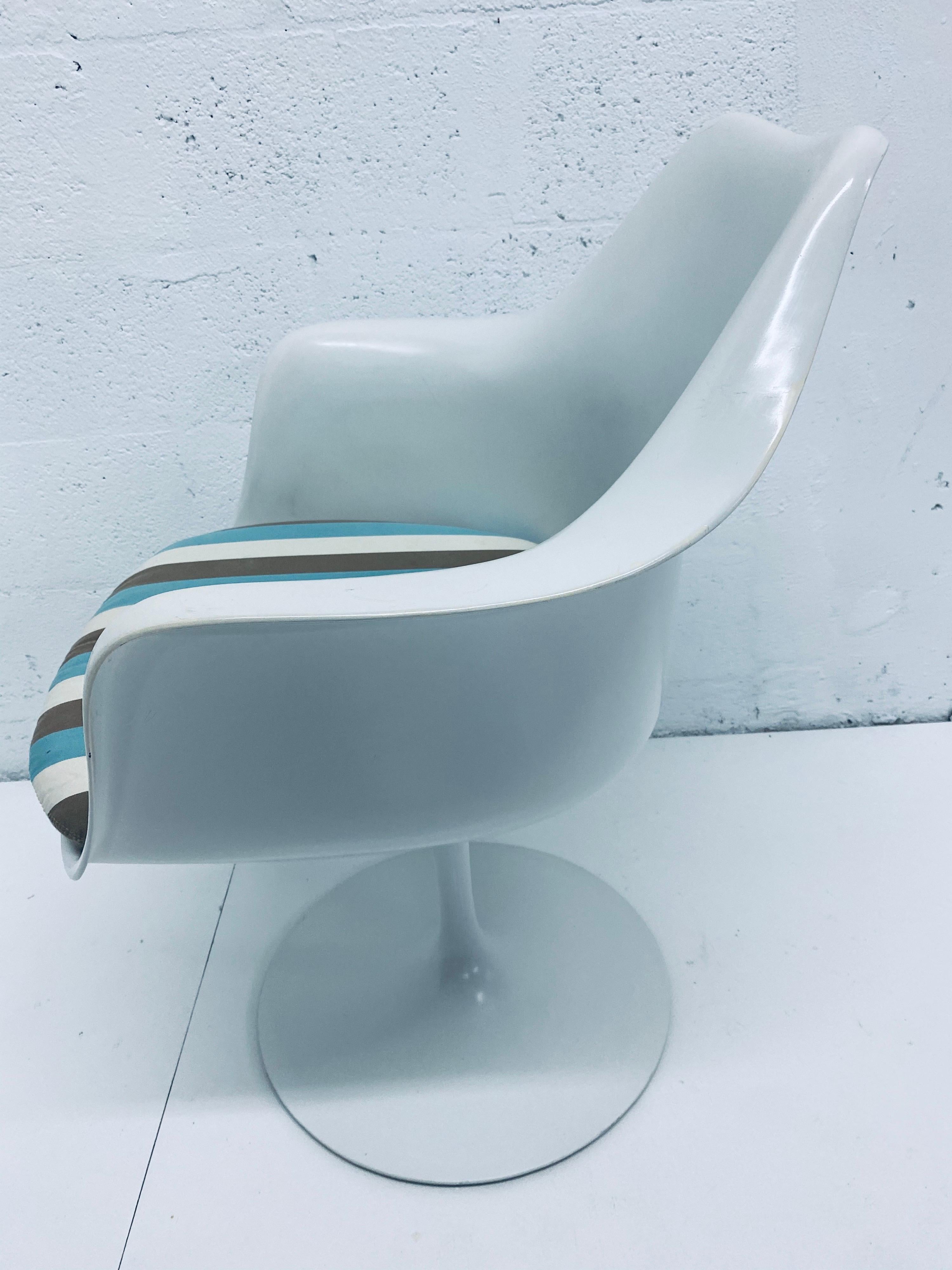 Pair of Eero Saarinen “Tulip” Swivel Arm Chairs for Knoll, 1950s 6