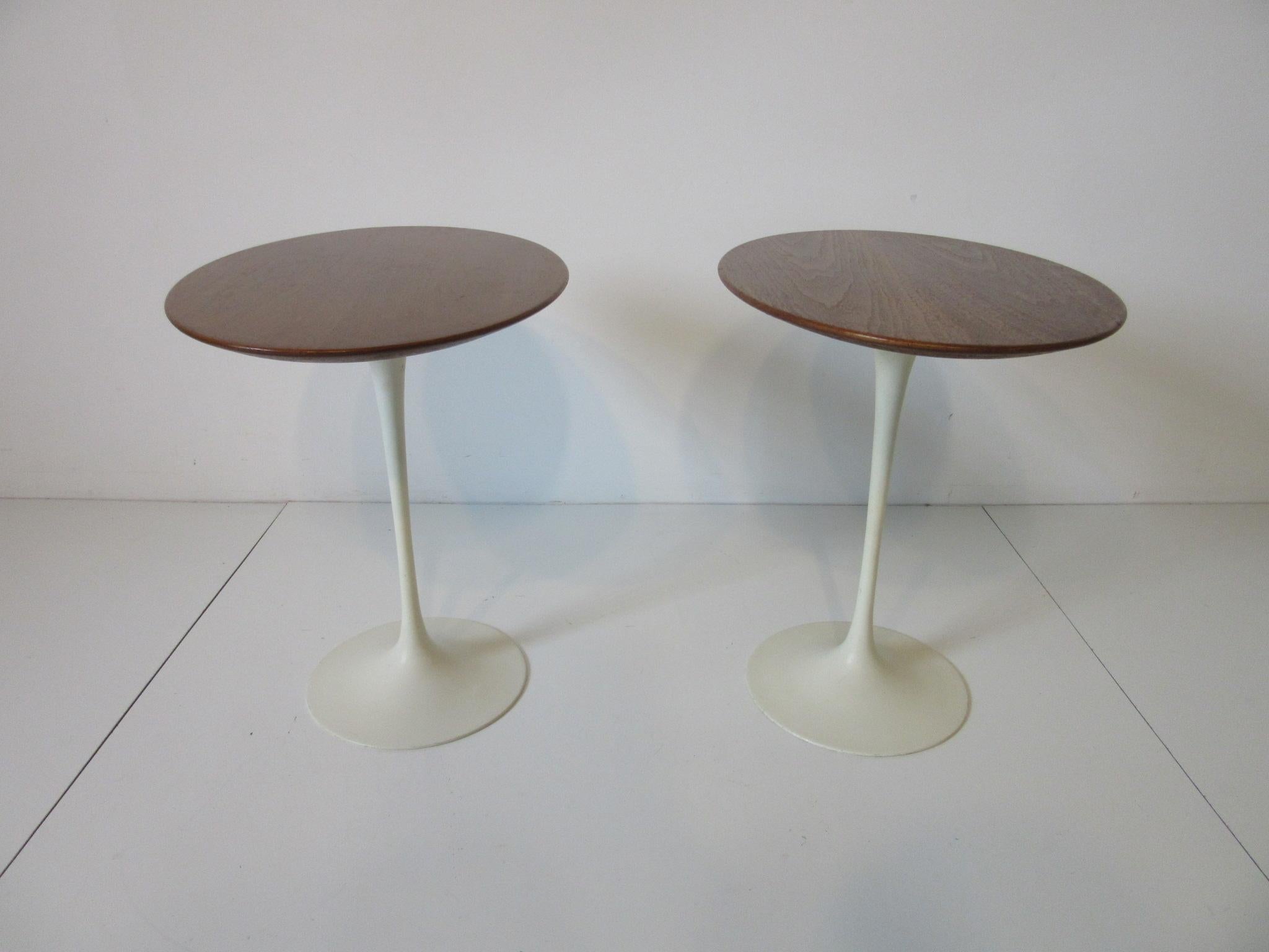 Mid-Century Modern Pair of Eero Saarinen Walnut Oval Tulip Side Tables