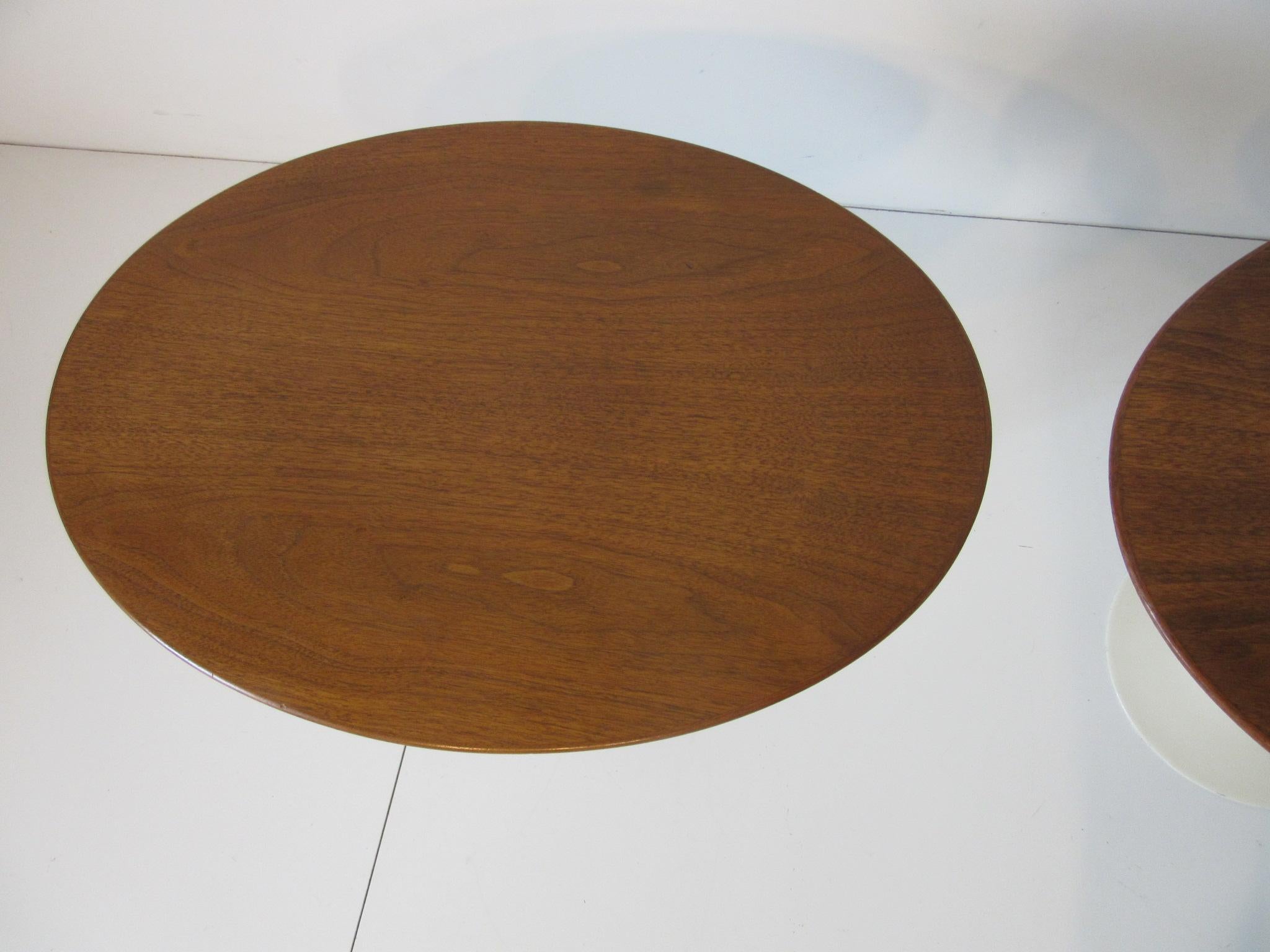 Pair of Eero Saarinen Walnut Oval Tulip Side Tables In Good Condition In Cincinnati, OH