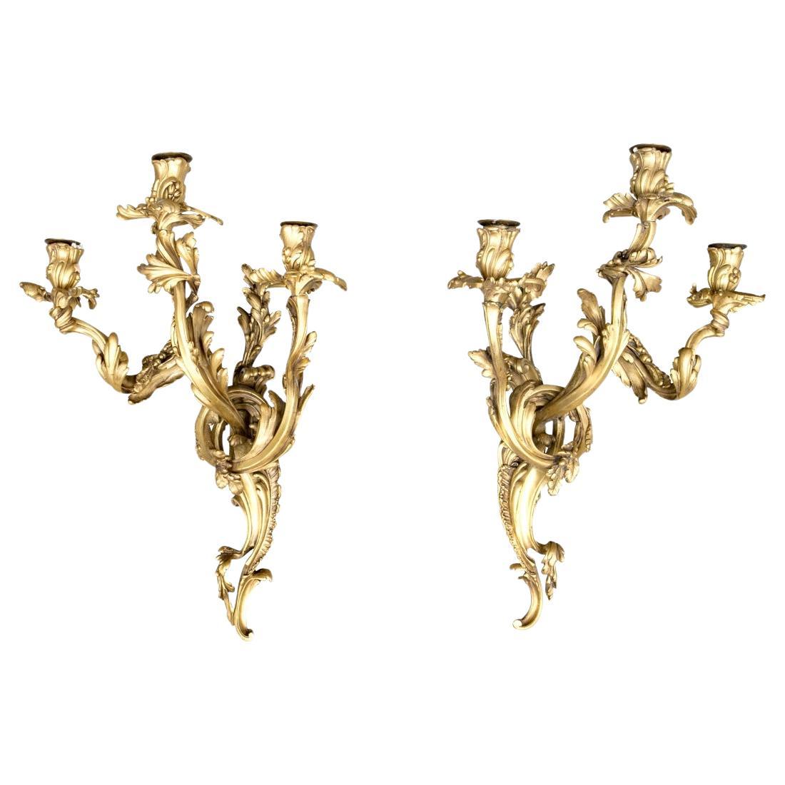 Paar E.F. A Caldwell-Wandleuchter aus vergoldeter Bronze im Louis-XV-Stil