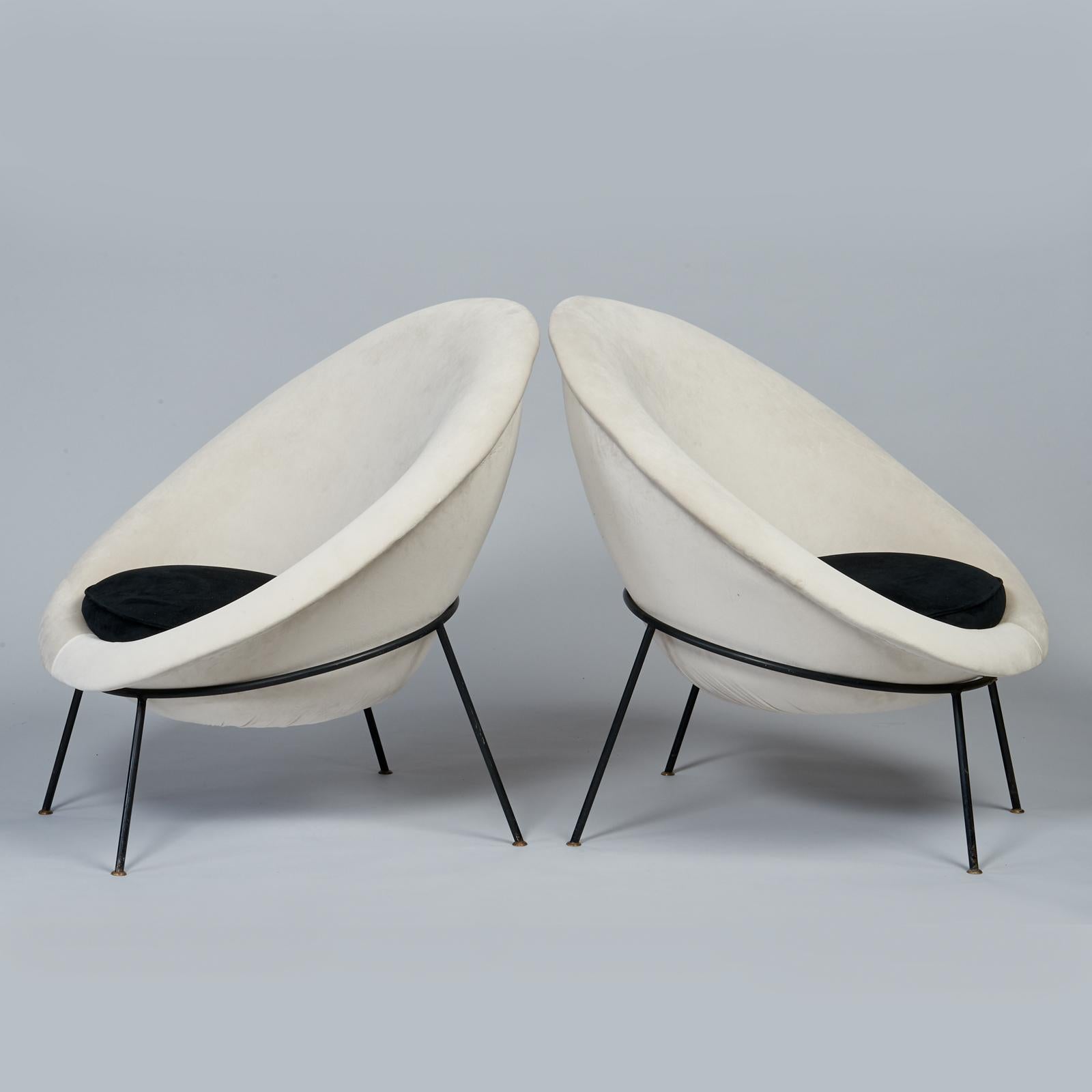 Pair of Egg Chairs by Ariberto Colombo in Velvet & Lacquered Metal, Italy 1950's In Good Condition In New York, NY