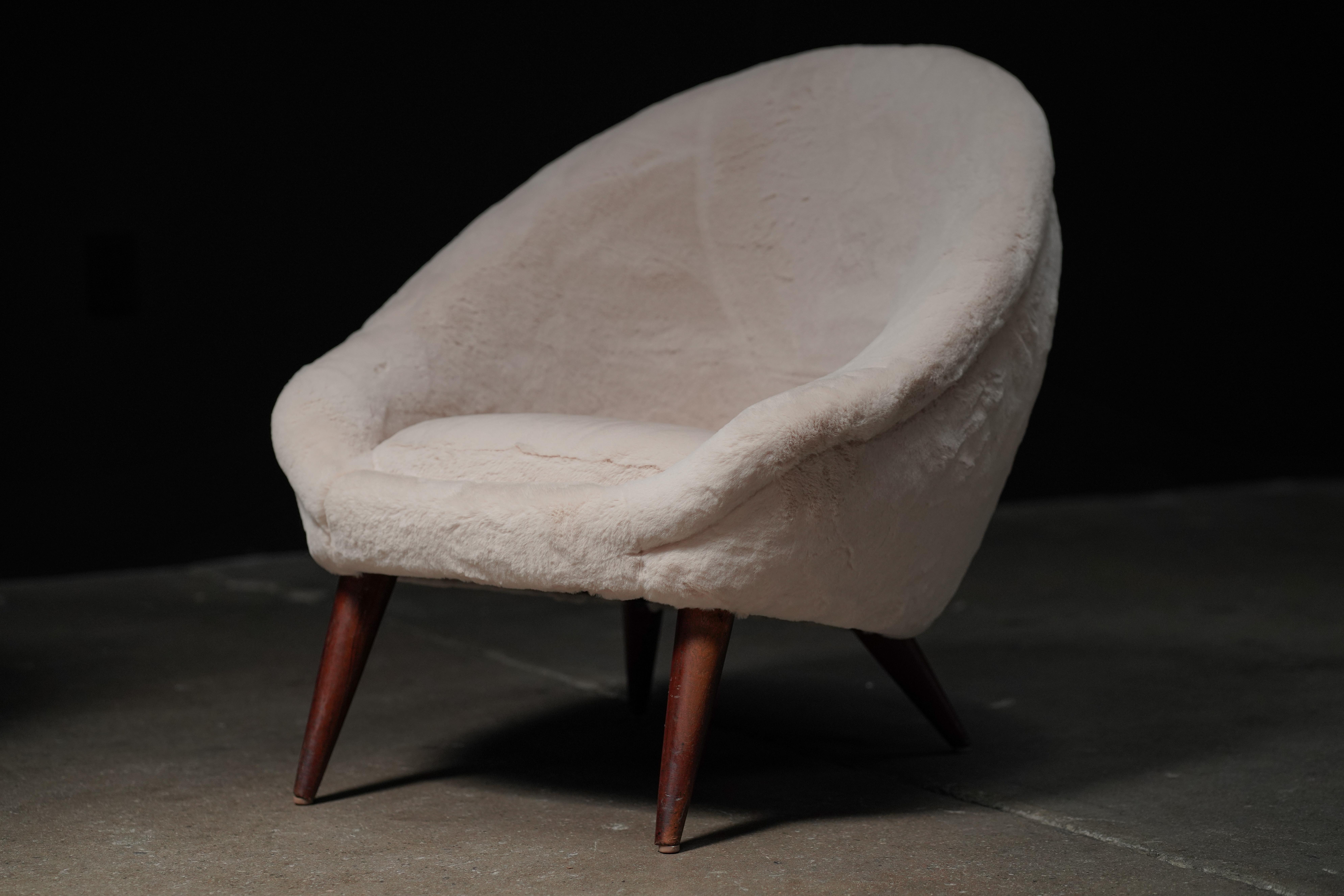 Pair of Italian of Egg Chairs In Good Condition For Sale In Los Angeles, CA