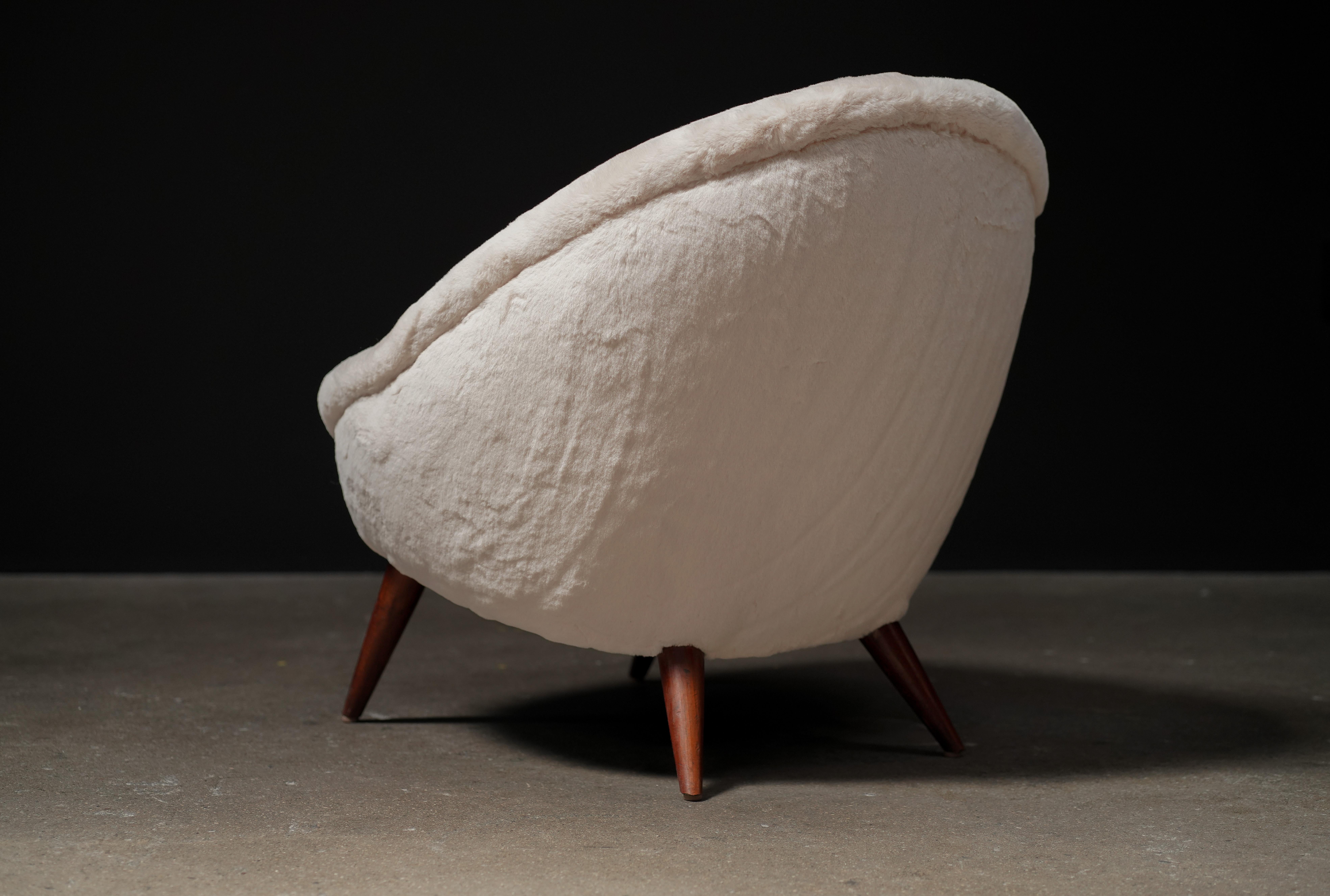 Mid-20th Century Pair of Italian of Egg Chairs For Sale