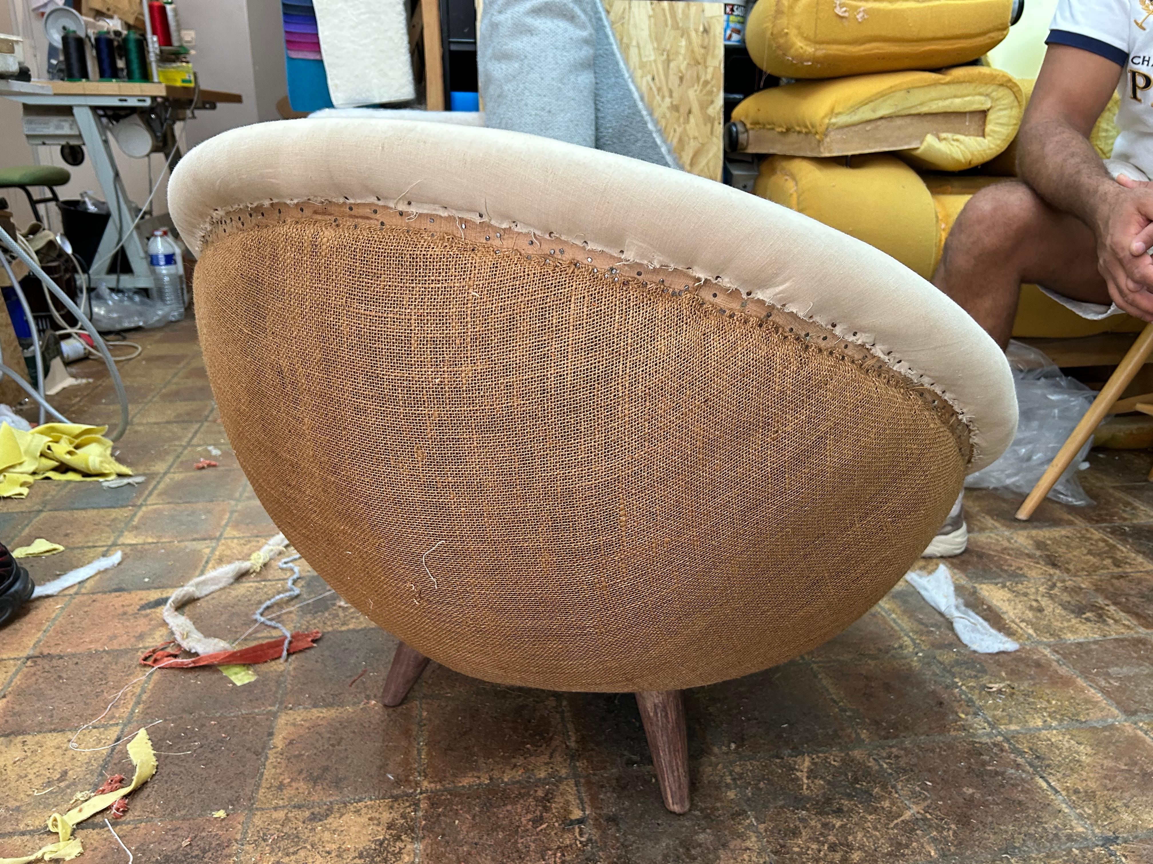 Wood Pair of egg-shaped armchairs, Italy, 1950s For Sale