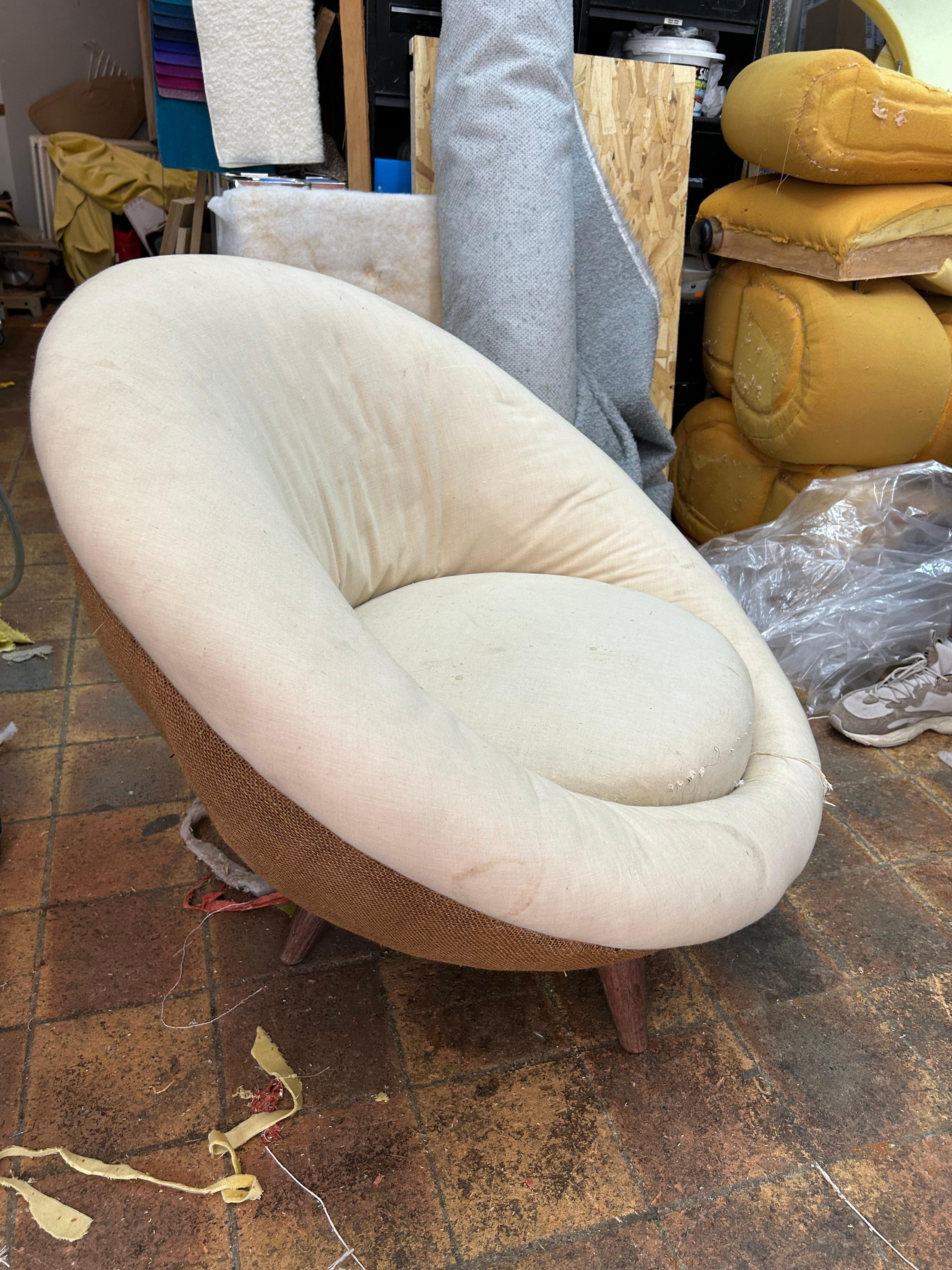 Pair of egg-shaped armchairs, Italy, 1950s In Good Condition For Sale In Paris, FR