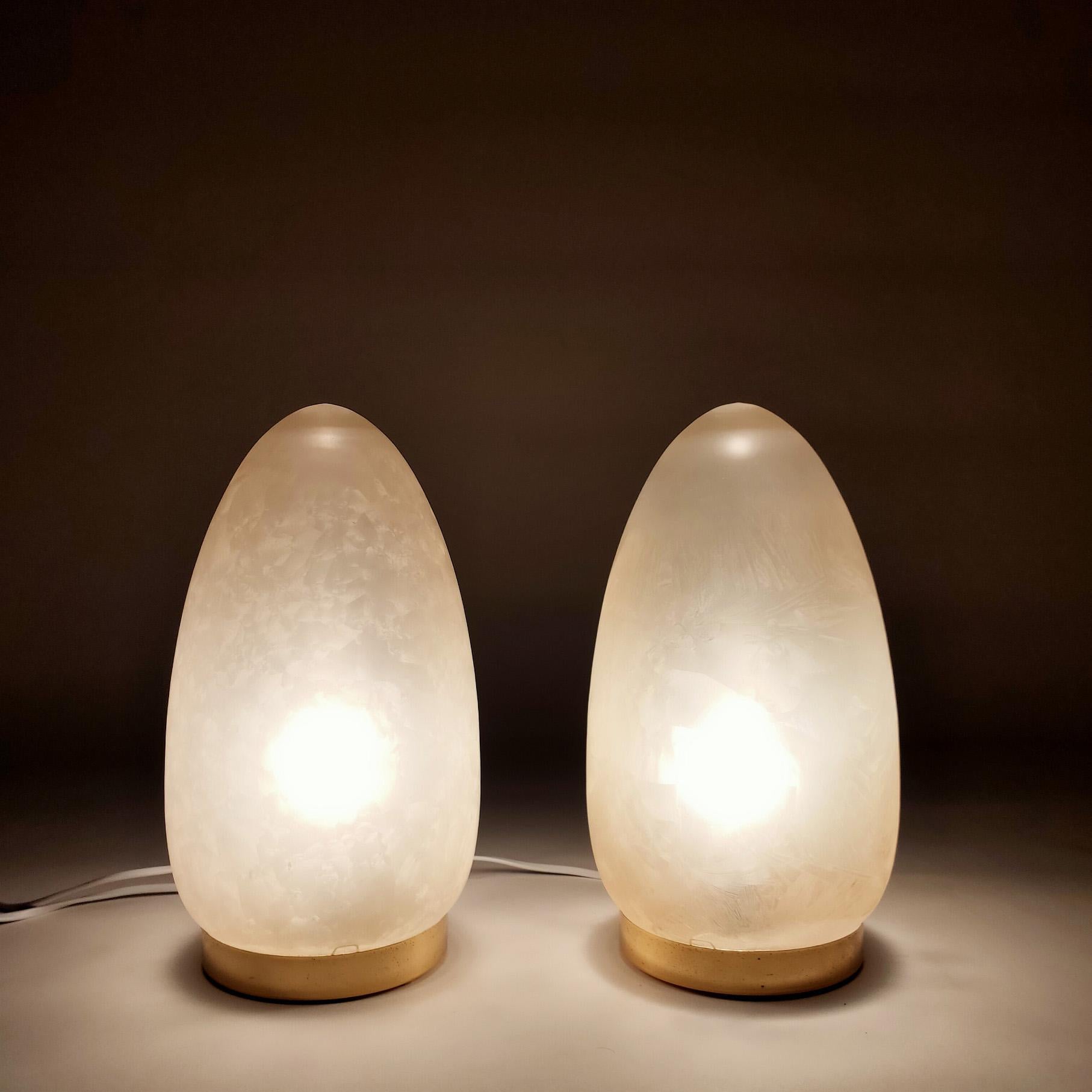 Pair of egg shapped glazed glass table lamps in Space Age style, Italy, 1970s im Zustand „Gut“ im Angebot in SANT ADRIÀ DE BESÒS, ES