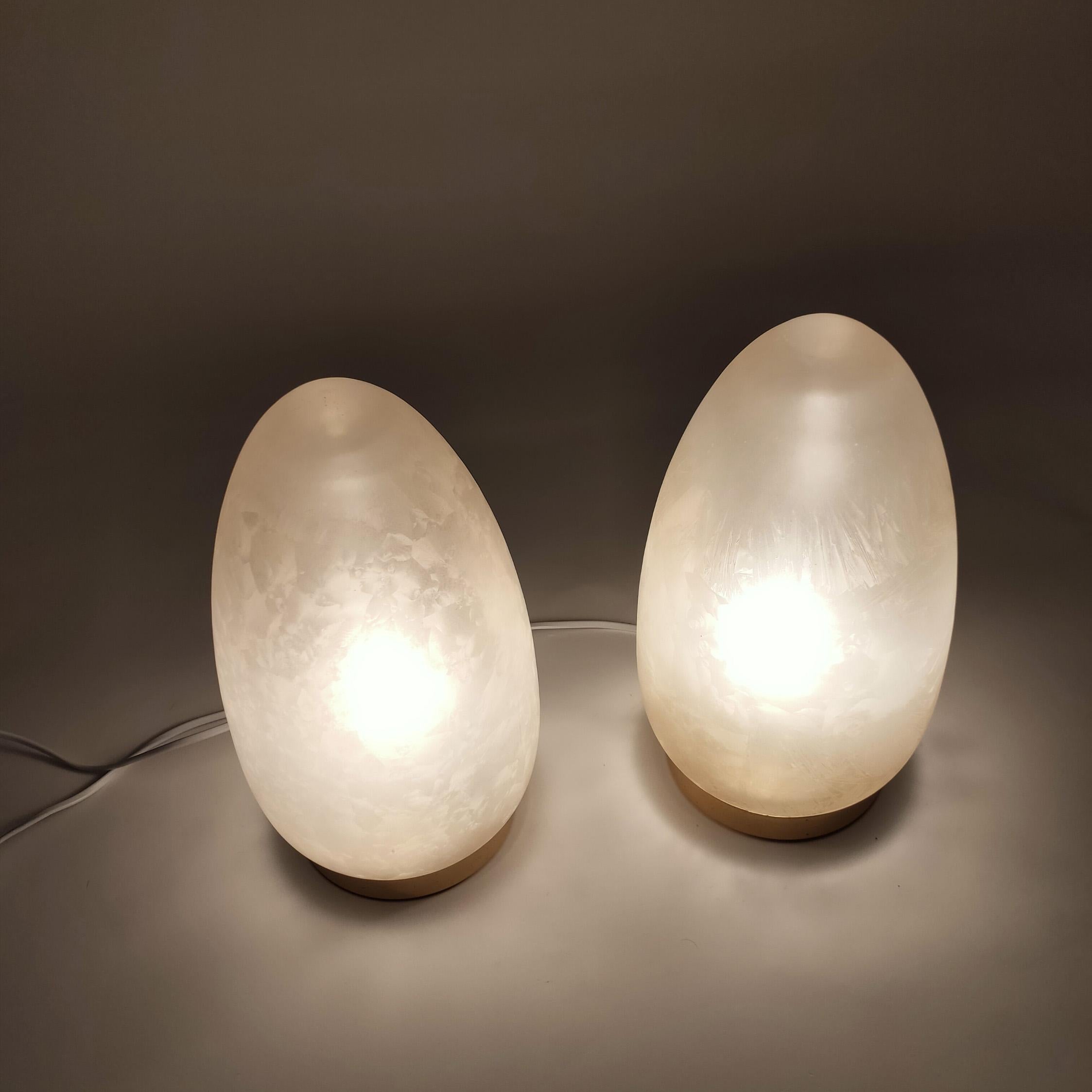 Pair of egg shapped glazed glass table lamps in Space Age style, Italy, 1970s (Ende des 20. Jahrhunderts) im Angebot