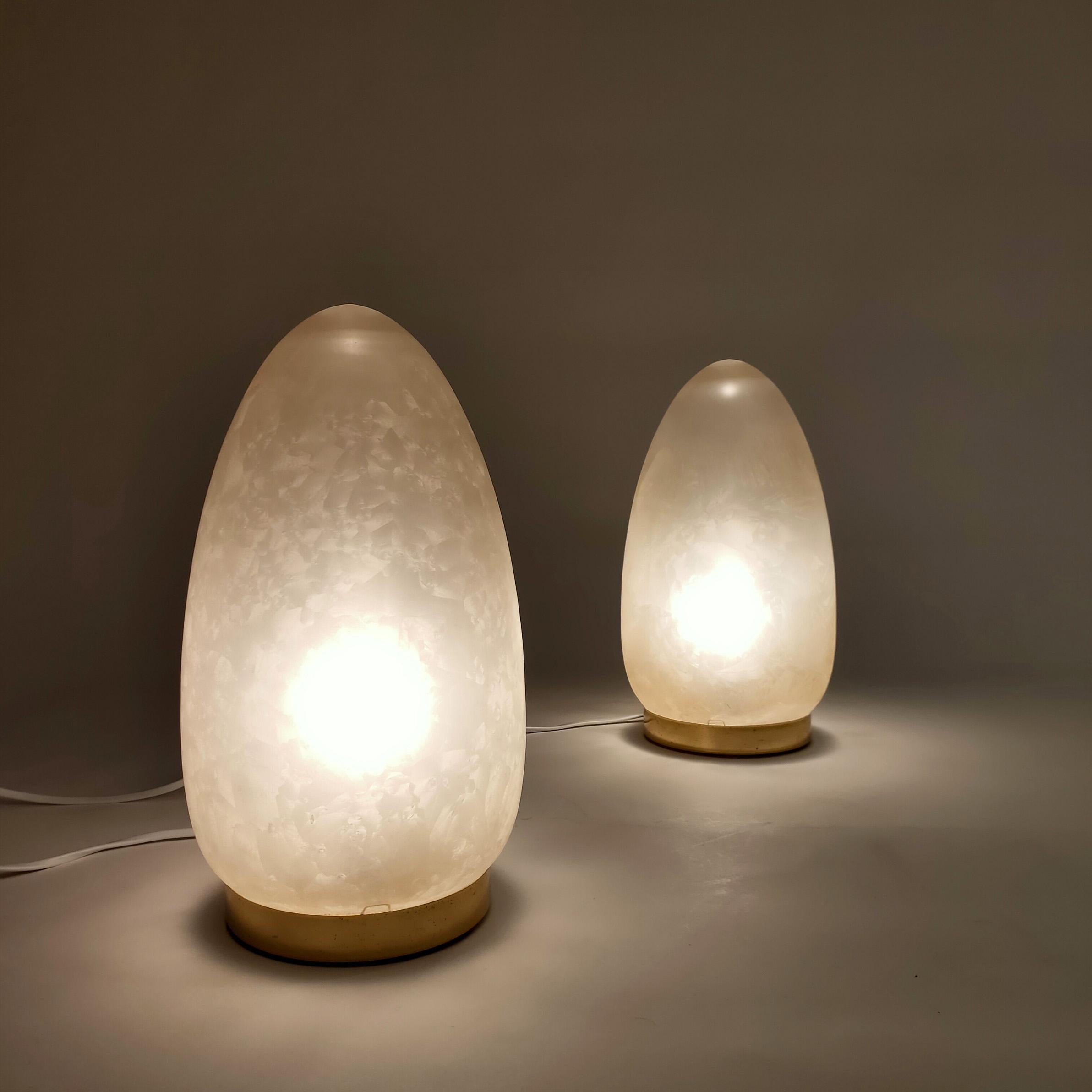 Pair of egg shapped glazed glass table lamps in Space Age style, Italy, 1970s (Geblasenes Glas) im Angebot