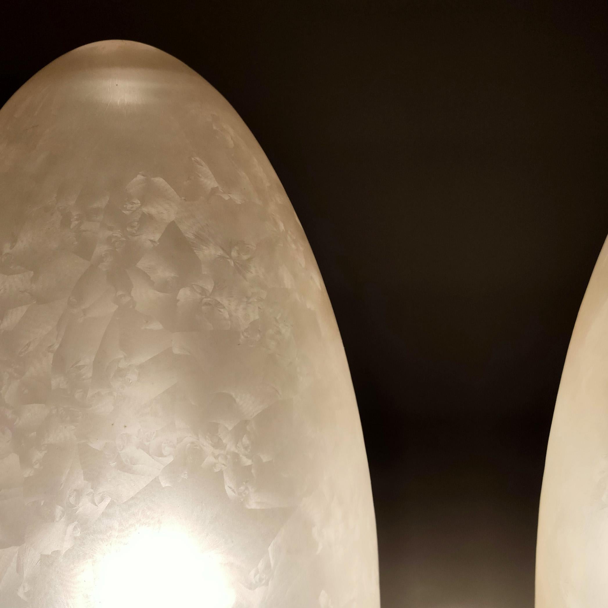 Pair of egg shapped glazed glass table lamps in Space Age style, Italy, 1970s im Angebot 1