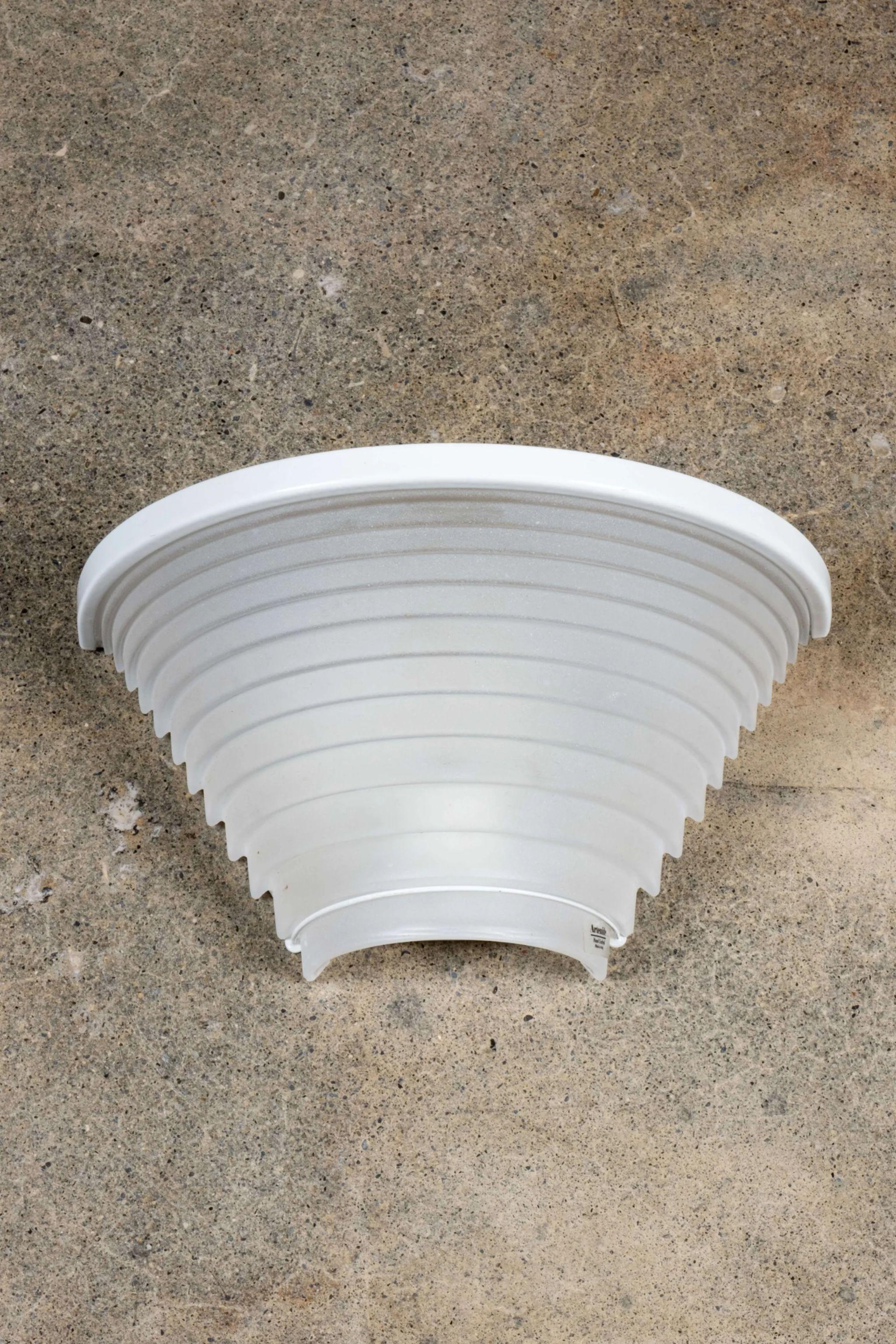 Coppia di applique 'Egisto 28' con paralume in vetro sabbiato bianco su struttura in metallo verniciato, disegnate da Angelo Mangiarotti per Artemide. Prodotto in Italia. Etichette originali sulla cornice e sul vetro.