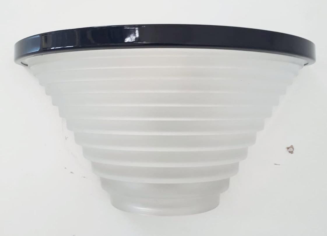 Apliques vintage italianos con pantalla de cristal blanco lijado sobre marco de metal pintado / Diseñados por Angelo Mangiarotti para Artemide hacia 1979 / Fabricados en Italia / Etiqueta original en el marco
1 luz / tipo E27 / Max 100W
Anchura: 11