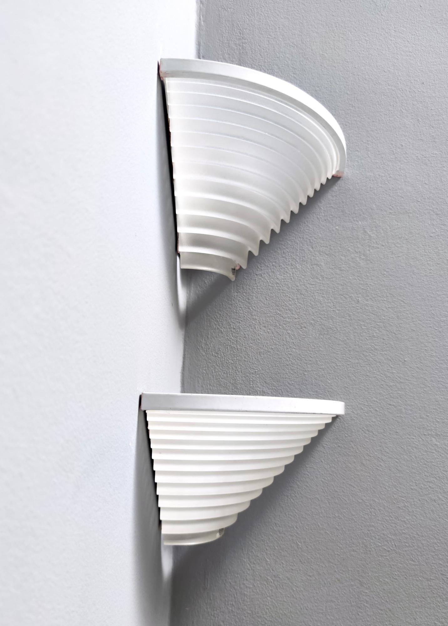 Verni Paire d'appliques d'angle Egisto par Angelo Mangiarotti pour Artemide en vente