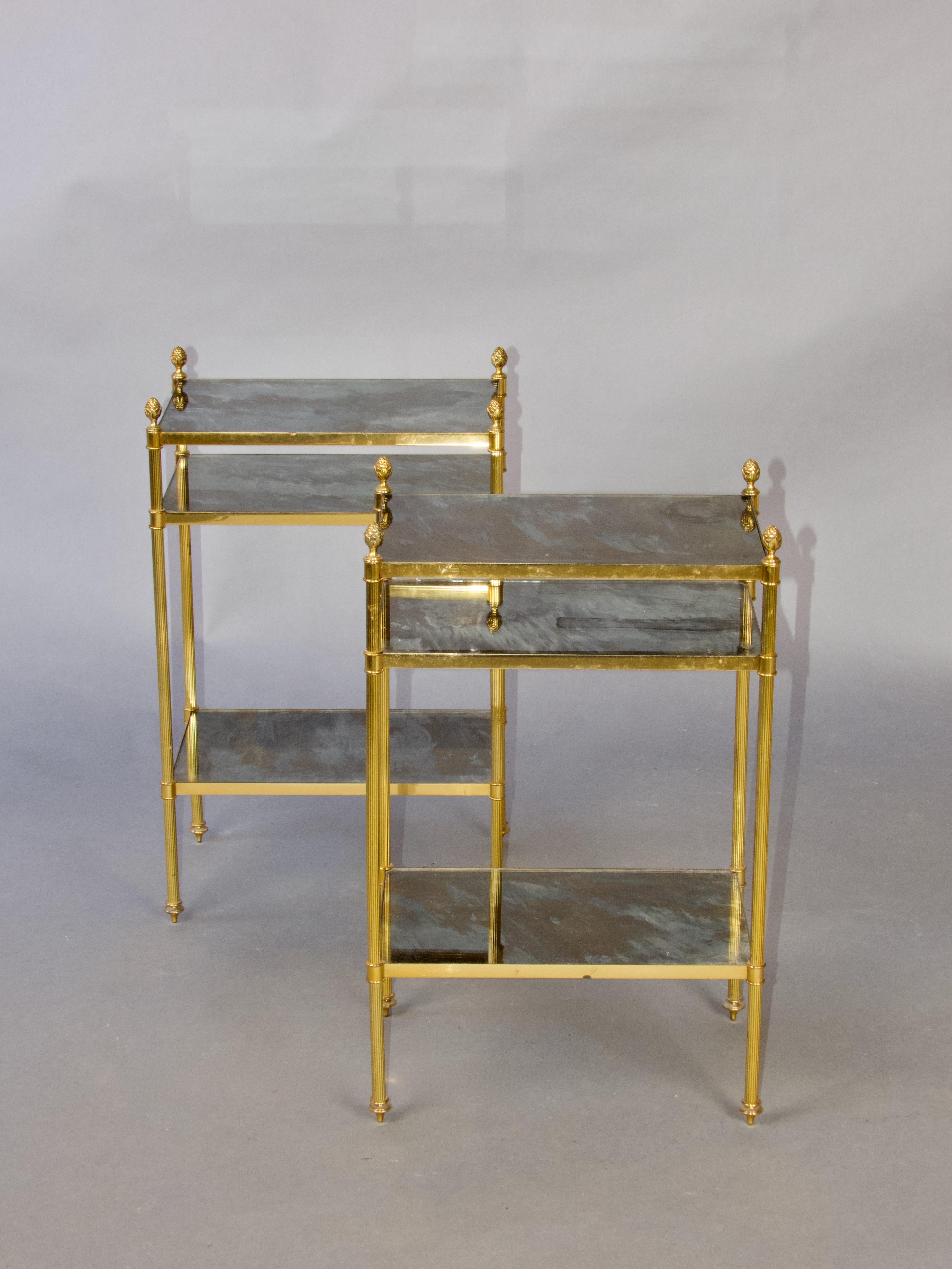 Français Paire de tables d'appoint en verre églomisé et laiton en vente