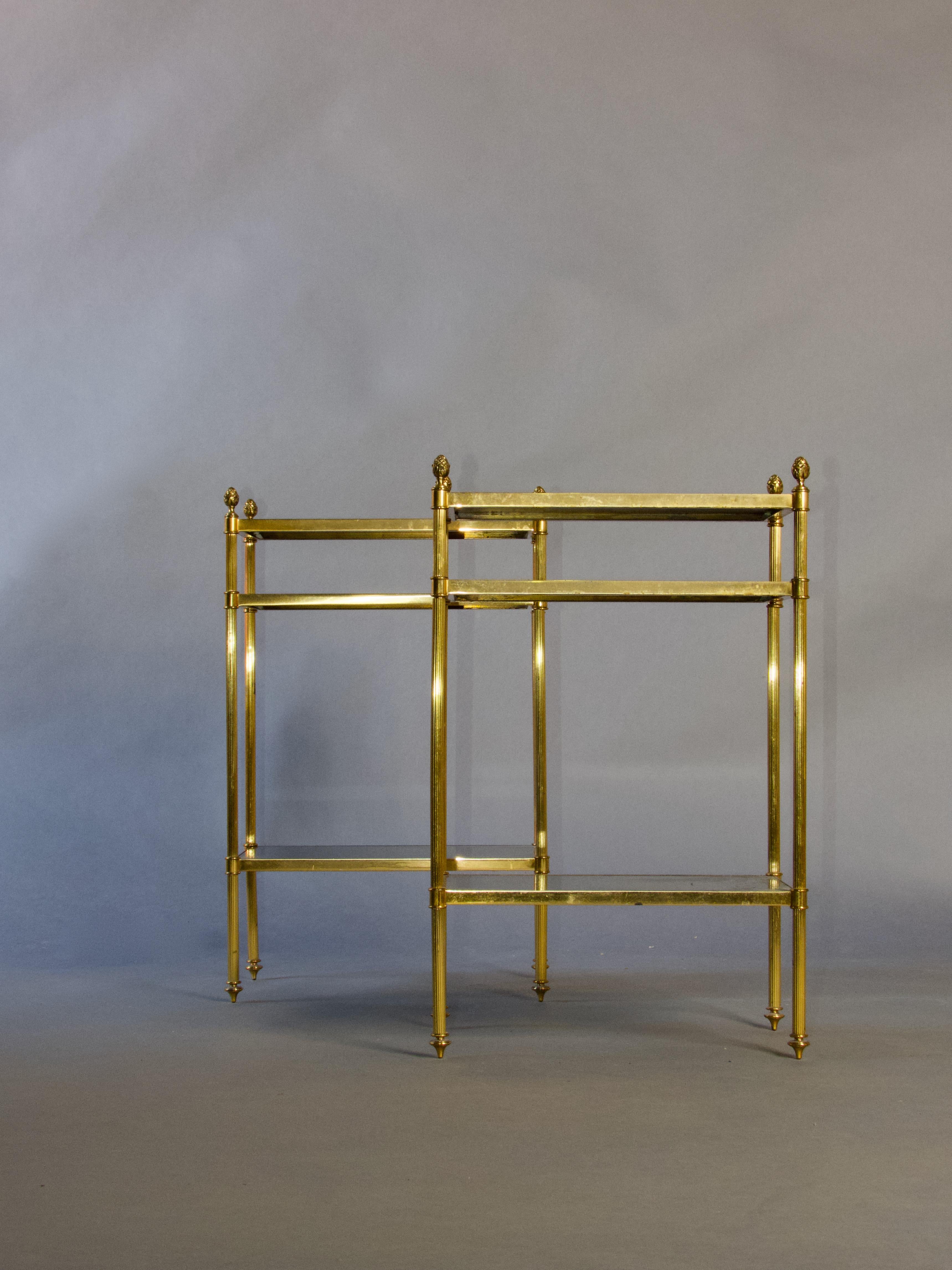 Milieu du XXe siècle Paire de tables d'appoint en verre églomisé et laiton en vente