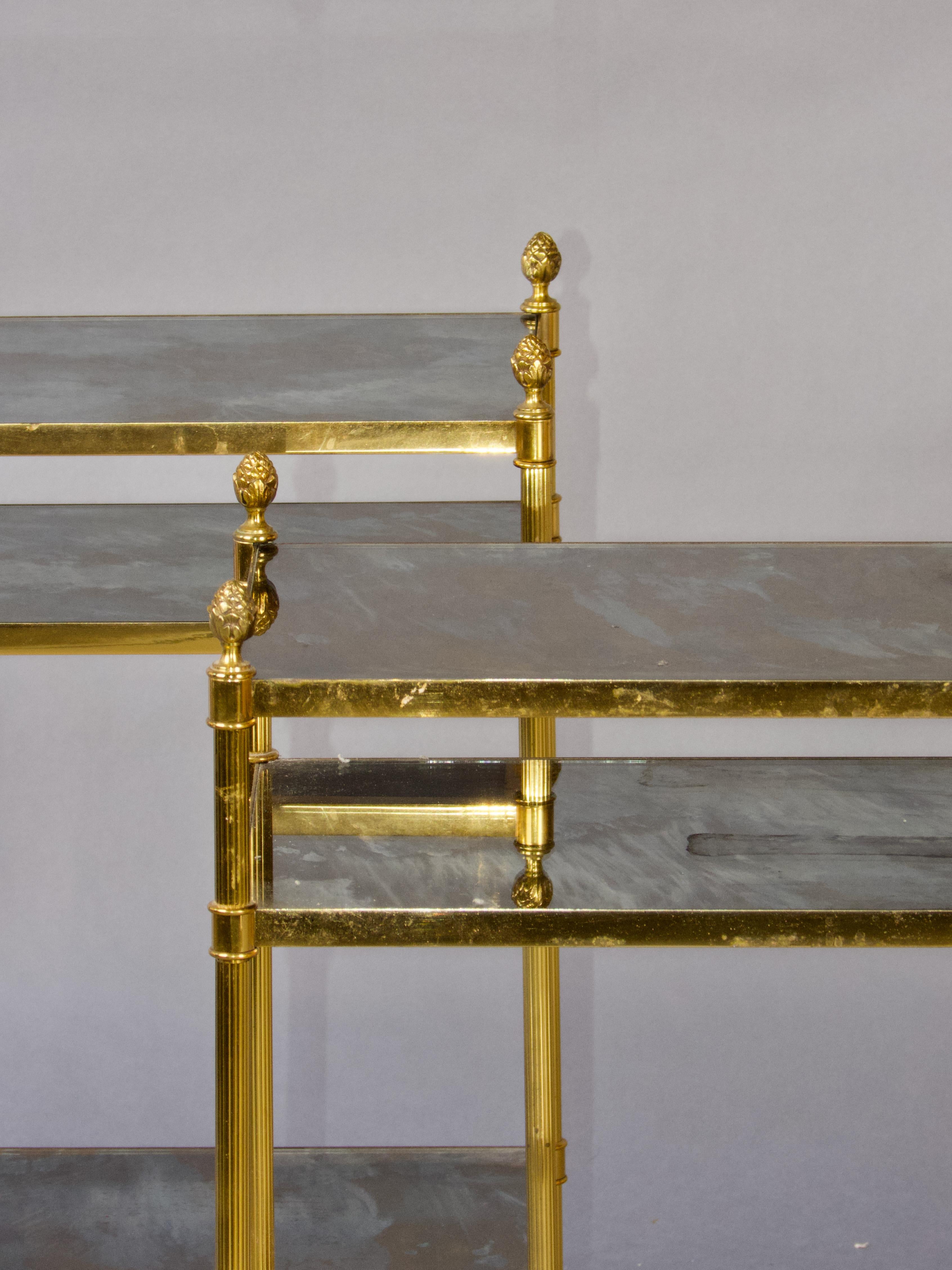 Laiton Paire de tables d'appoint en verre églomisé et laiton en vente