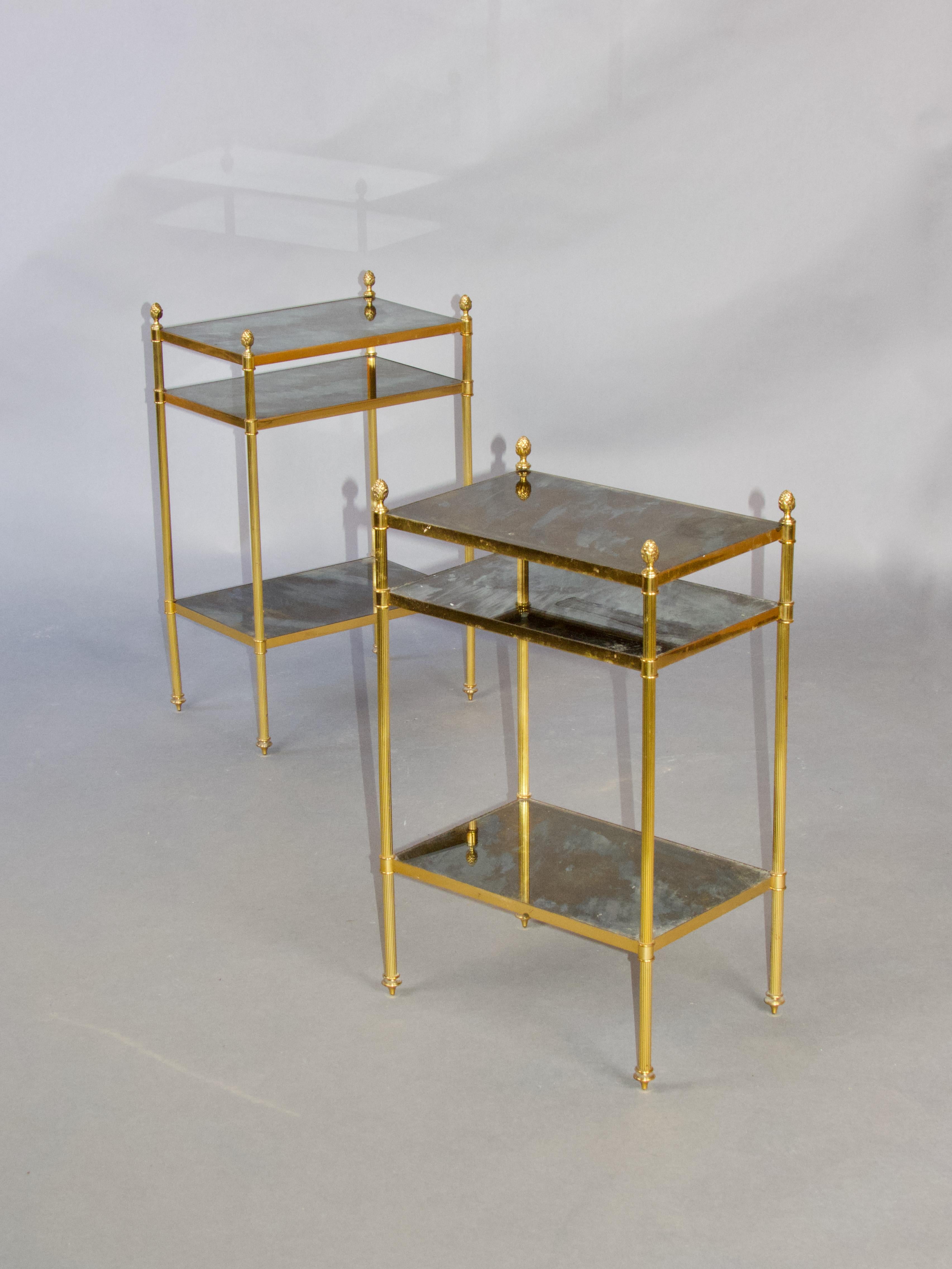 Paire de tables d'appoint en verre églomisé et laiton en vente 1