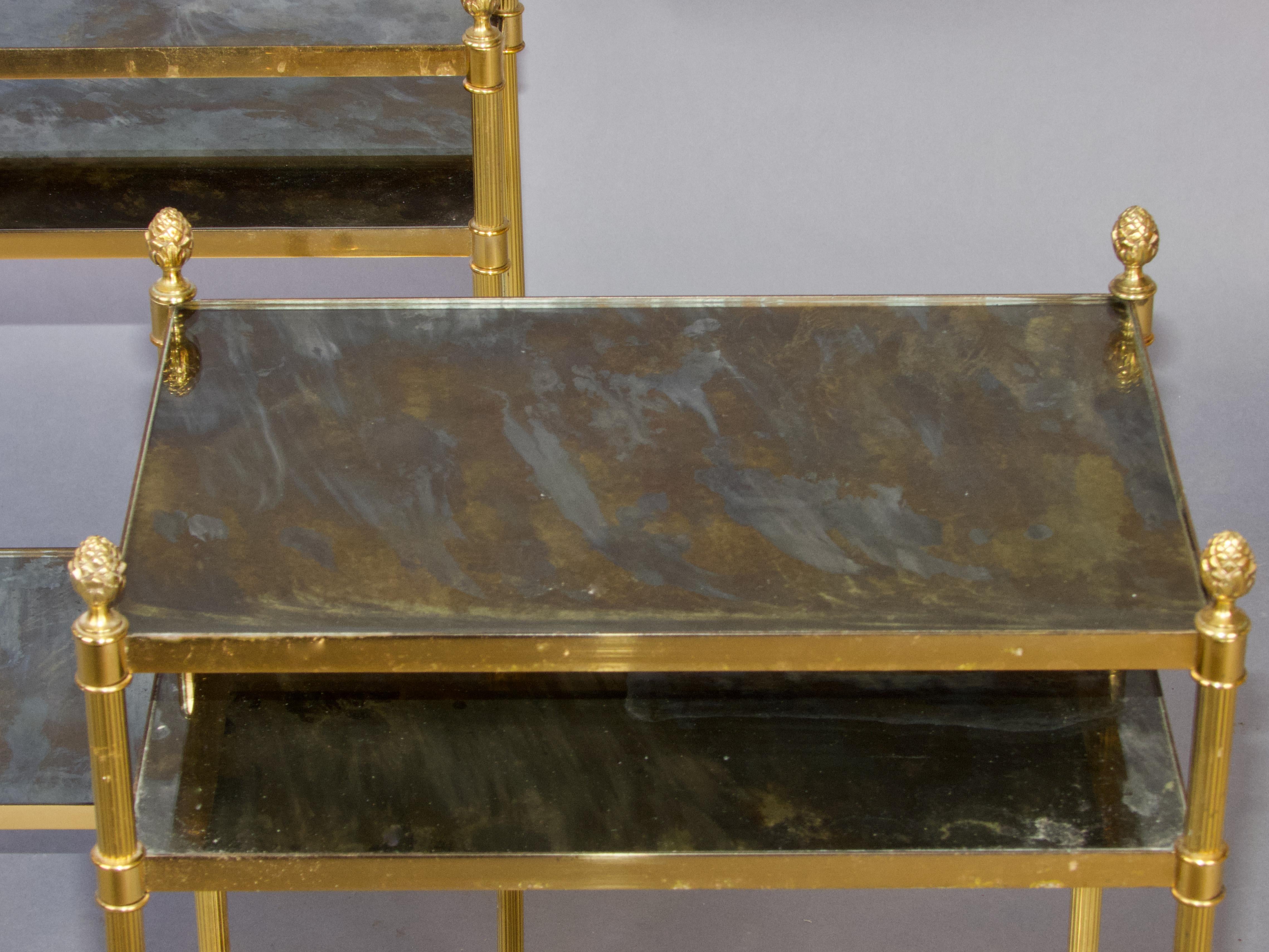 Paire de tables d'appoint en verre églomisé et laiton en vente 3