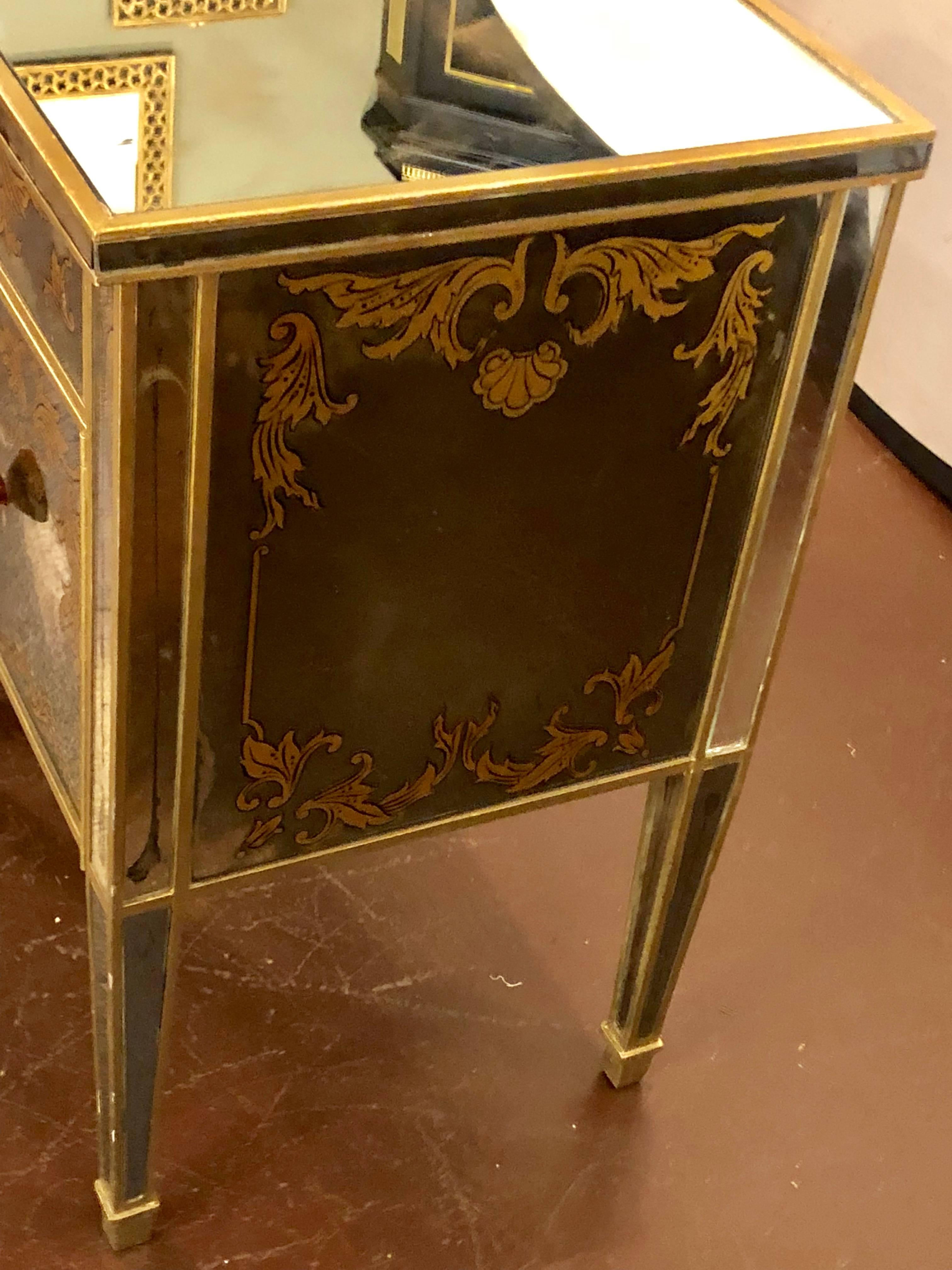 Pair of Églomisé Italian Hollywood Regency Mirrored Nightstands or End Tables In Good Condition In Stamford, CT